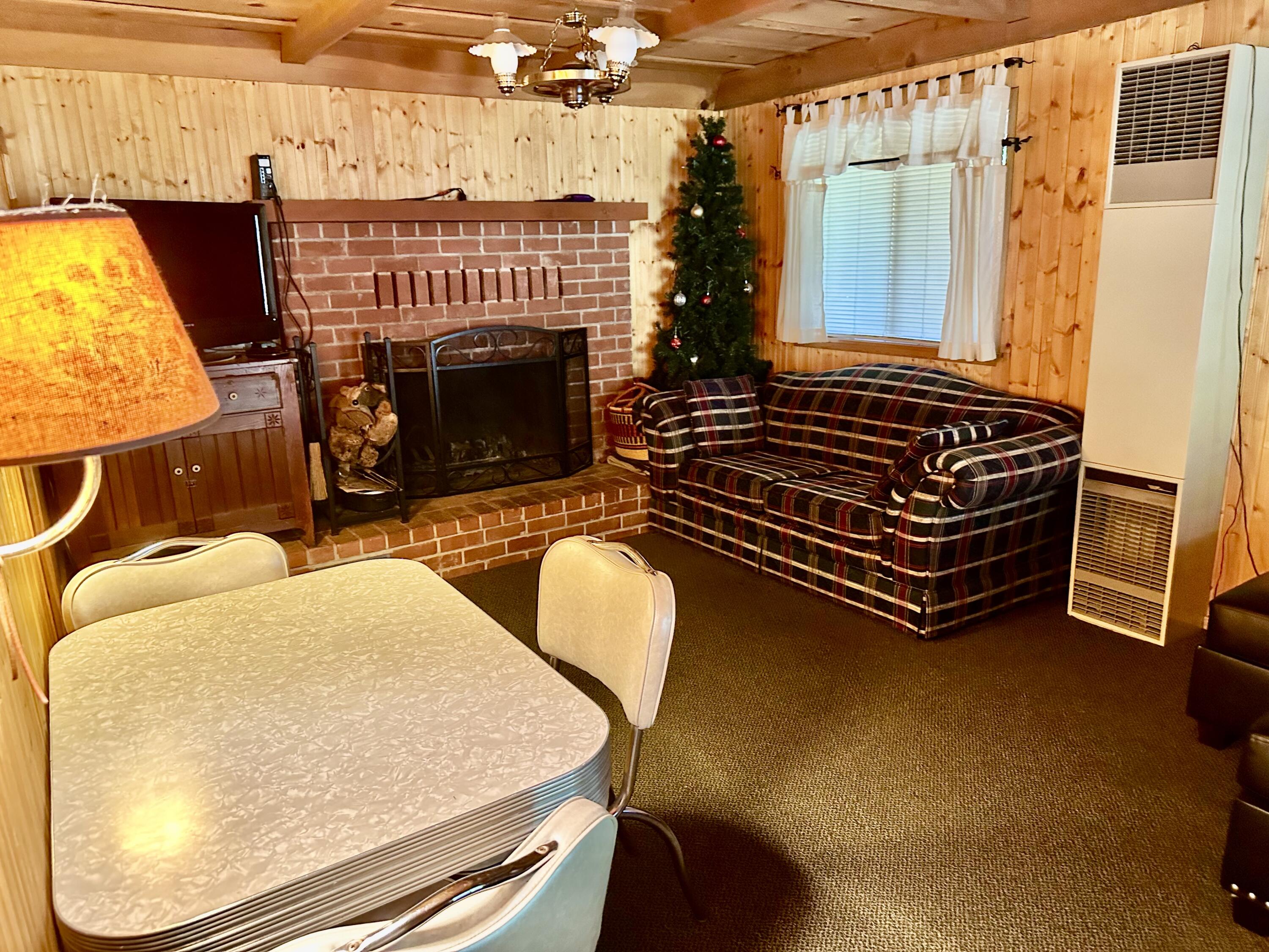 498 Brook Dr, Springville, CA 93265