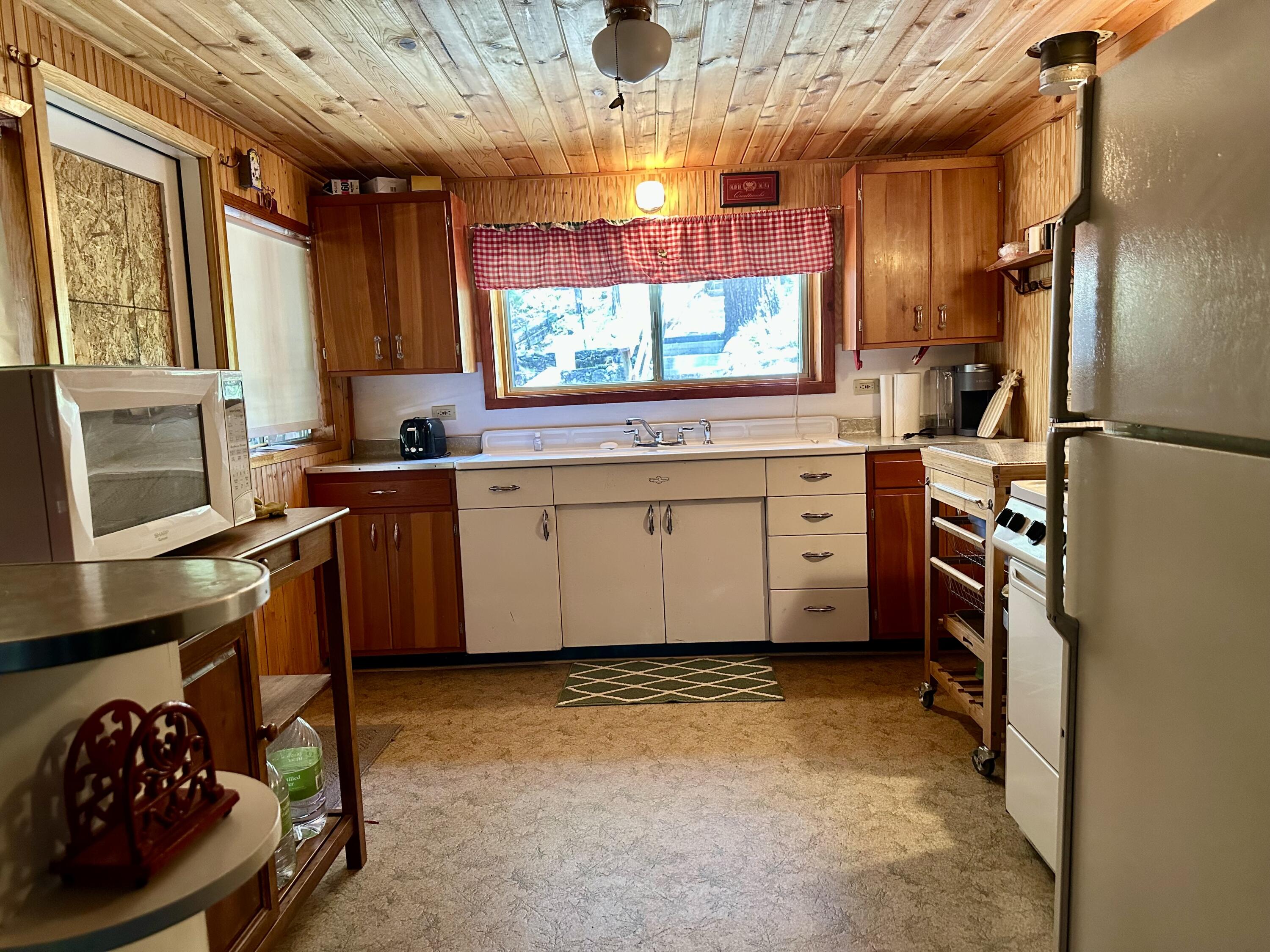 498 Brook Dr, Springville, CA 93265