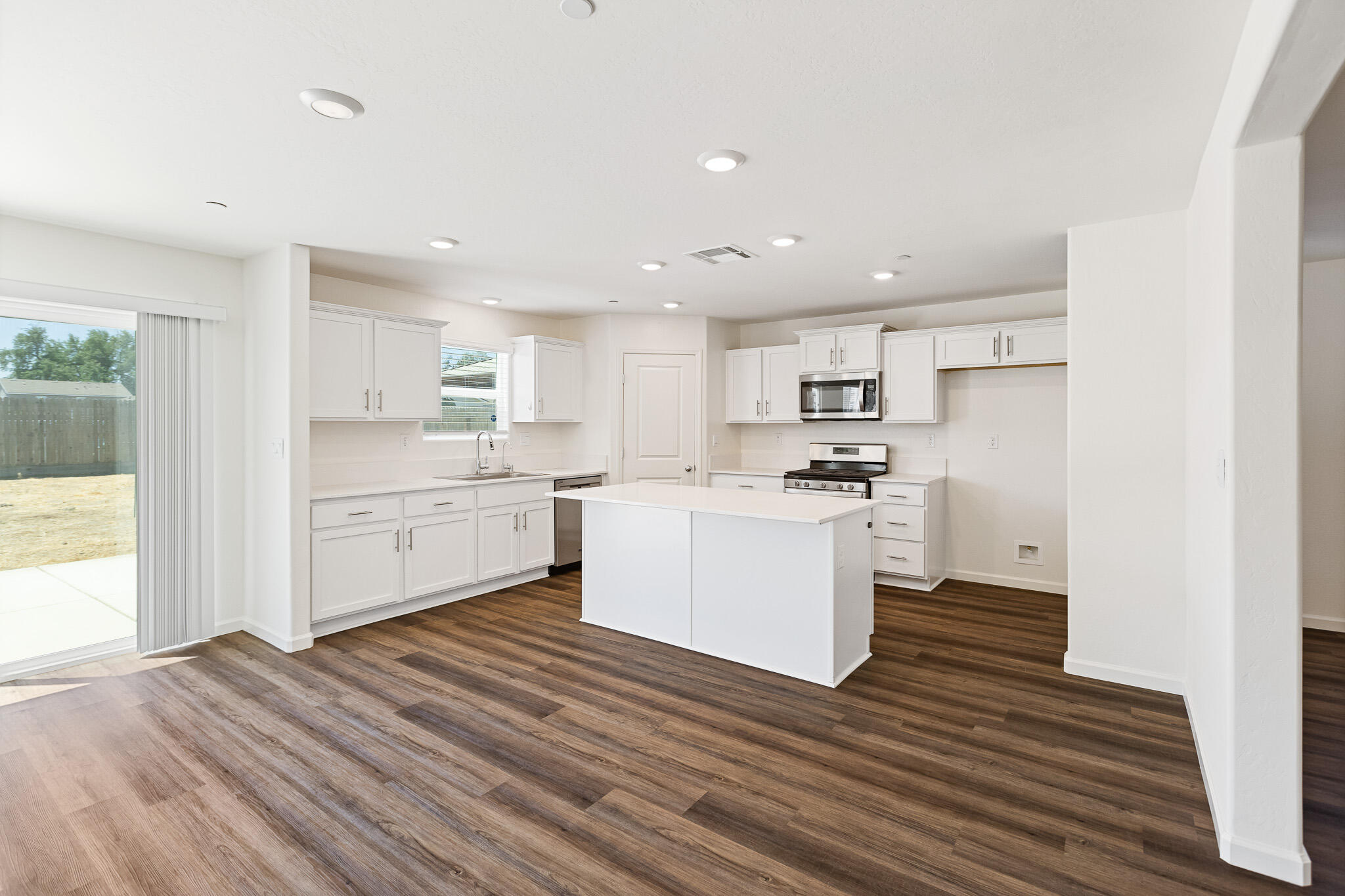 935 E Cameron Ave, Visalia, CA 93292