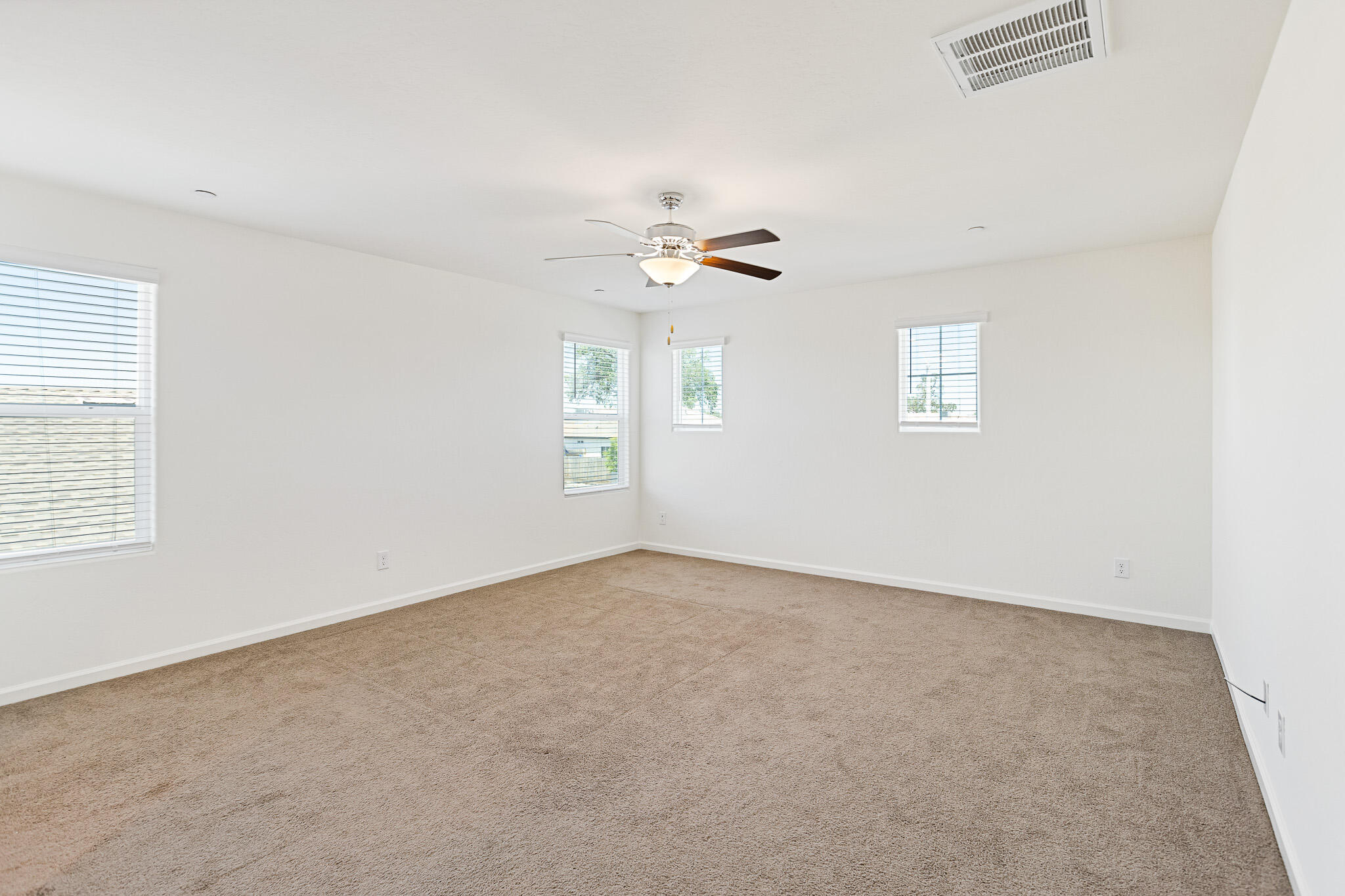 935 E Cameron Ave, Visalia, CA 93292