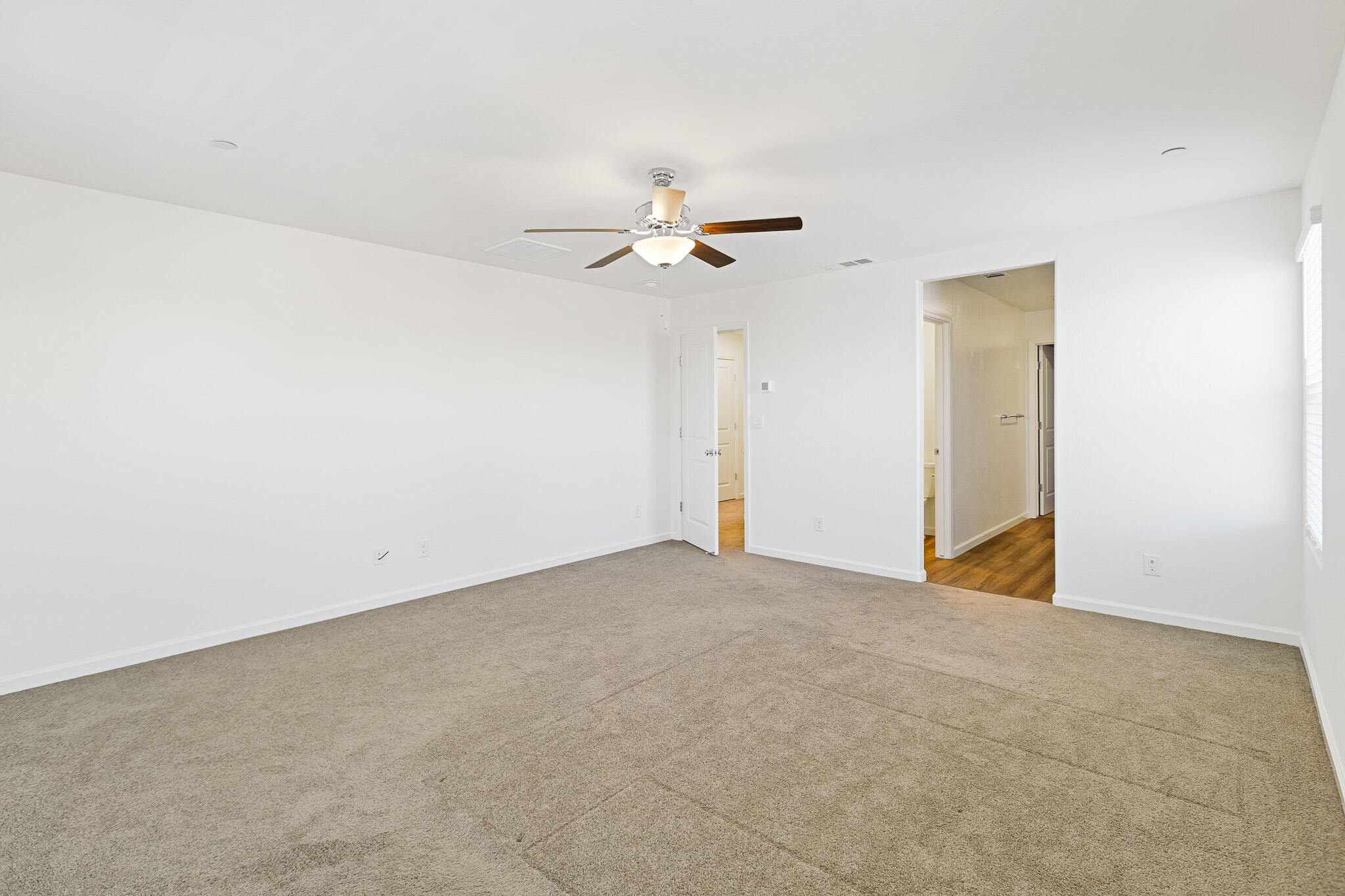 935 E Cameron Ave, Visalia, CA 93292