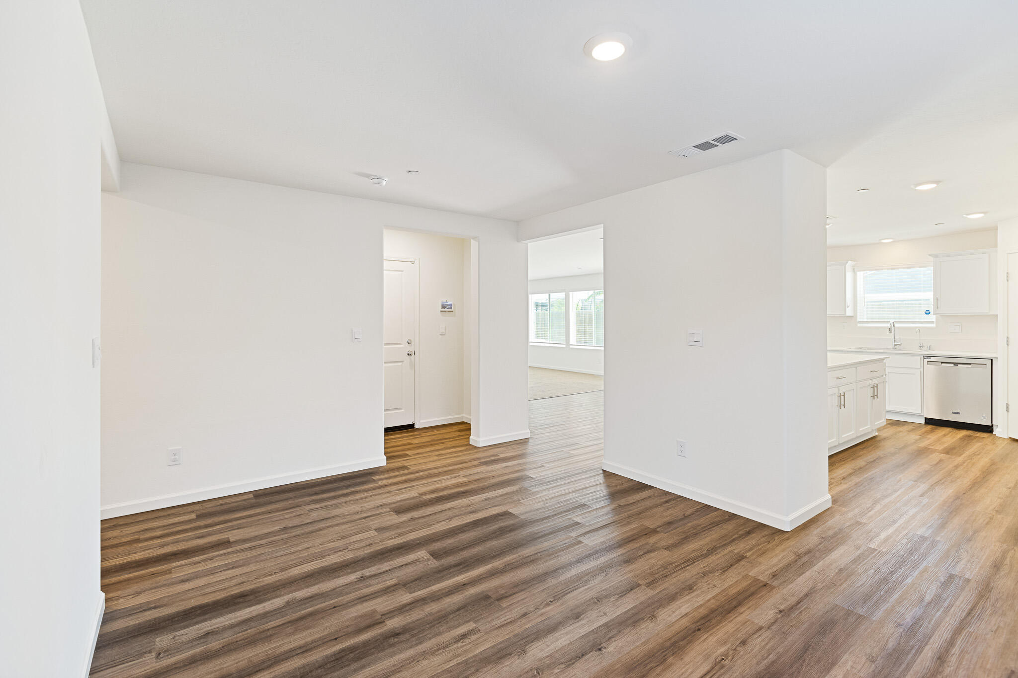 935 E Cameron Ave, Visalia, CA 93292