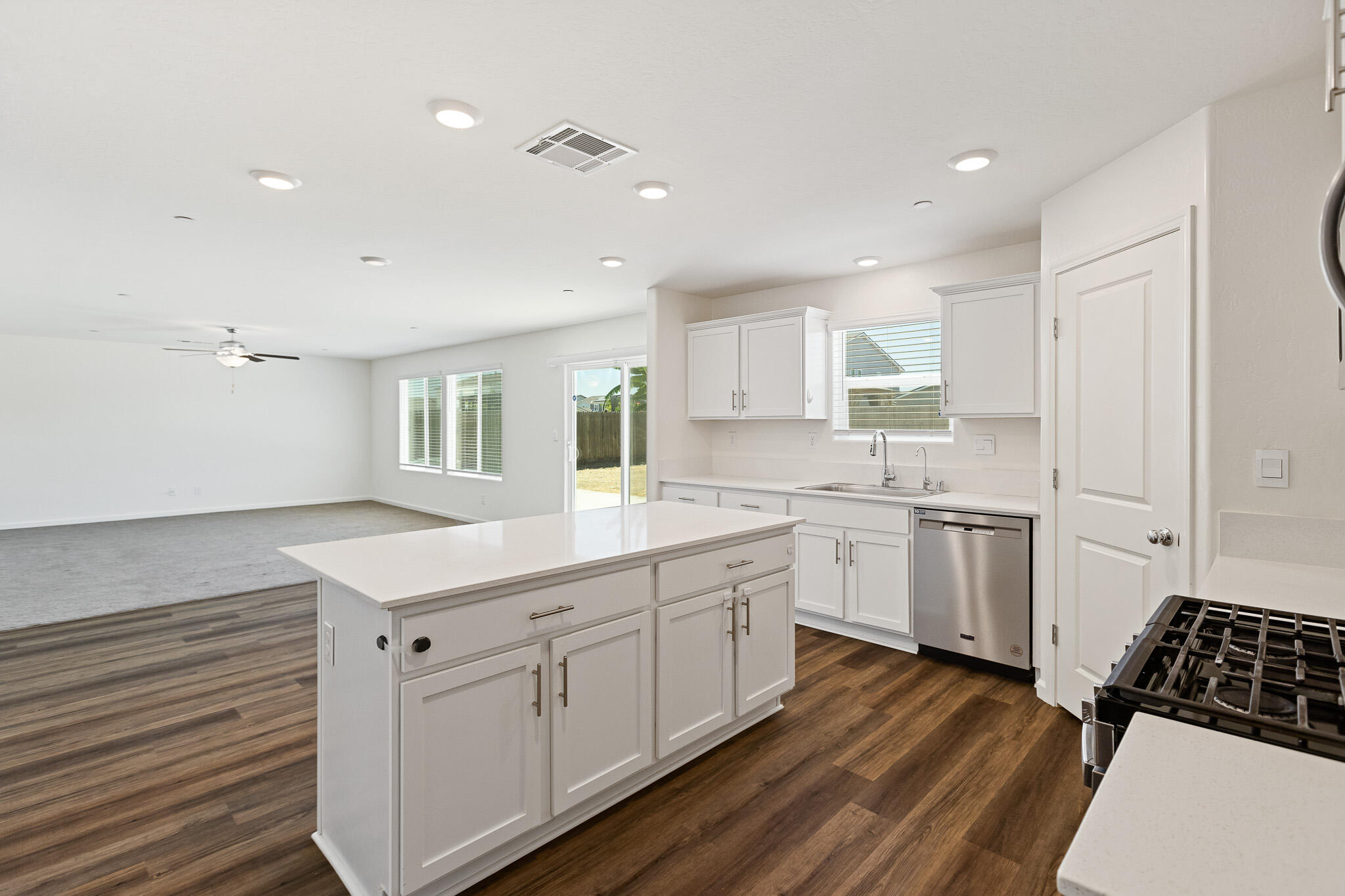 935 E Cameron Ave, Visalia, CA 93292
