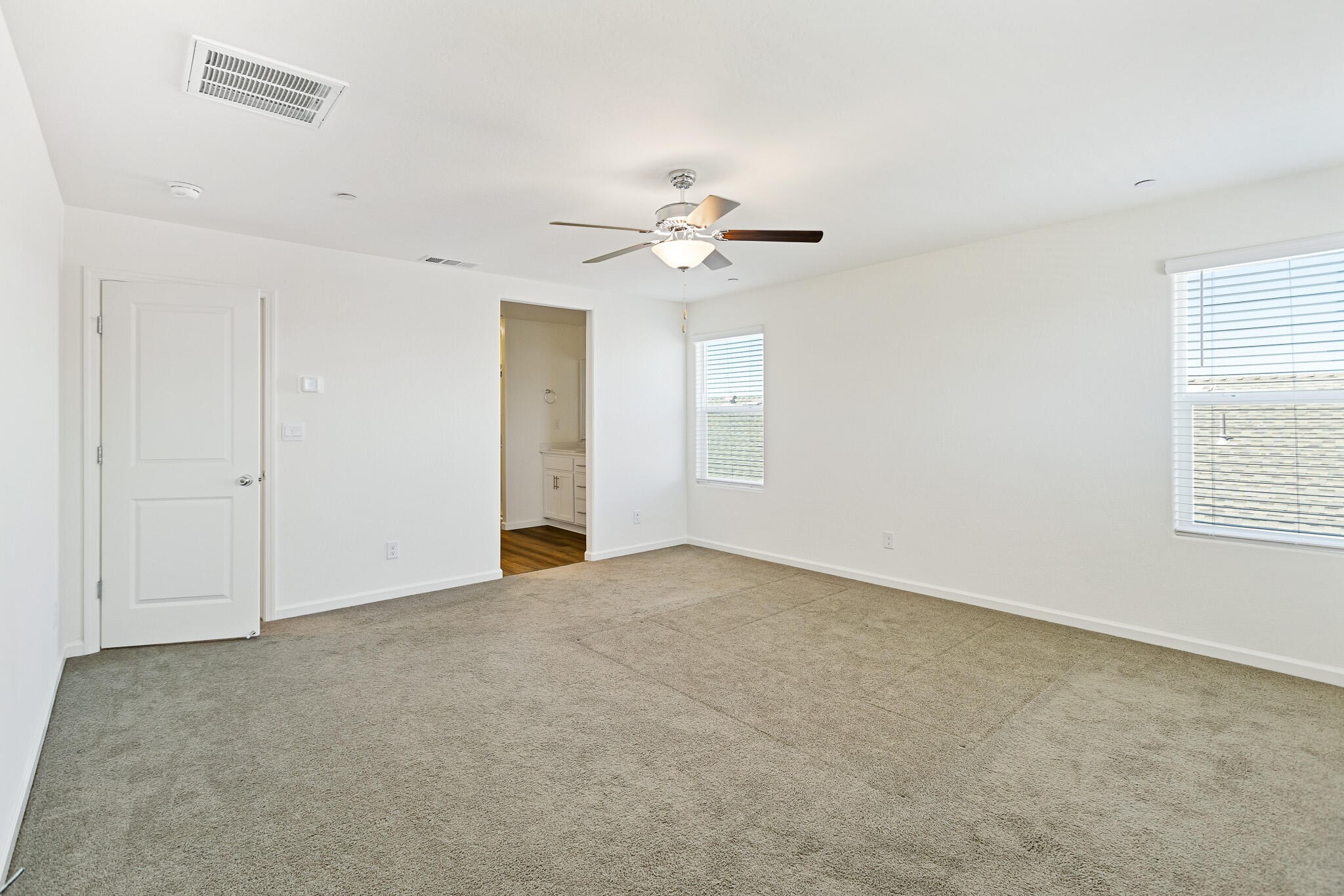 935 E Cameron Ave, Visalia, CA 93292