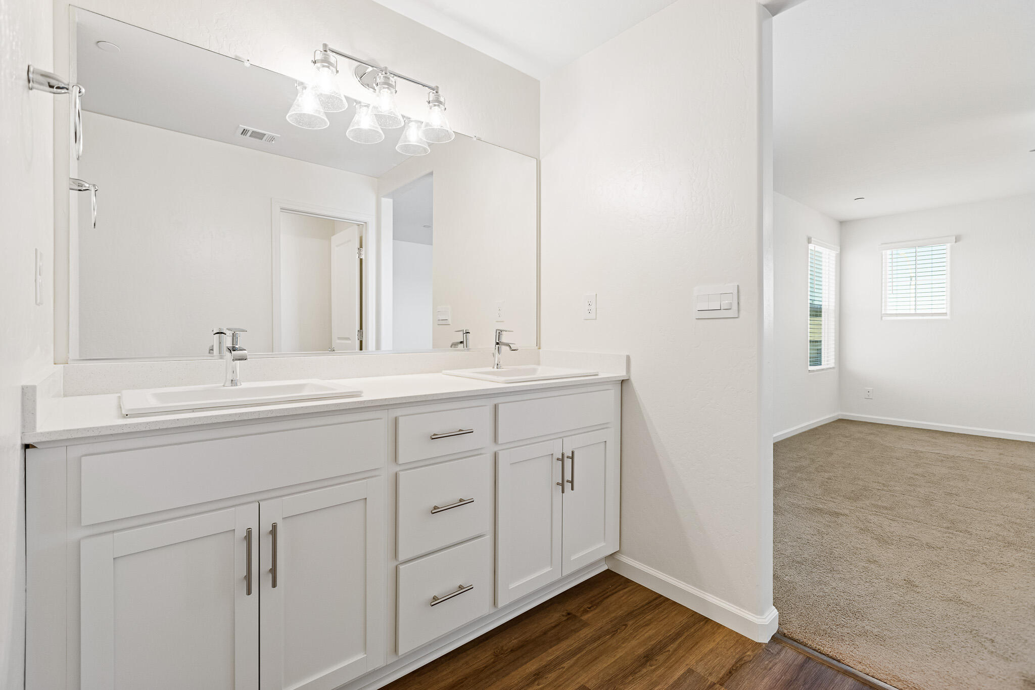 935 E Cameron Ave, Visalia, CA 93292