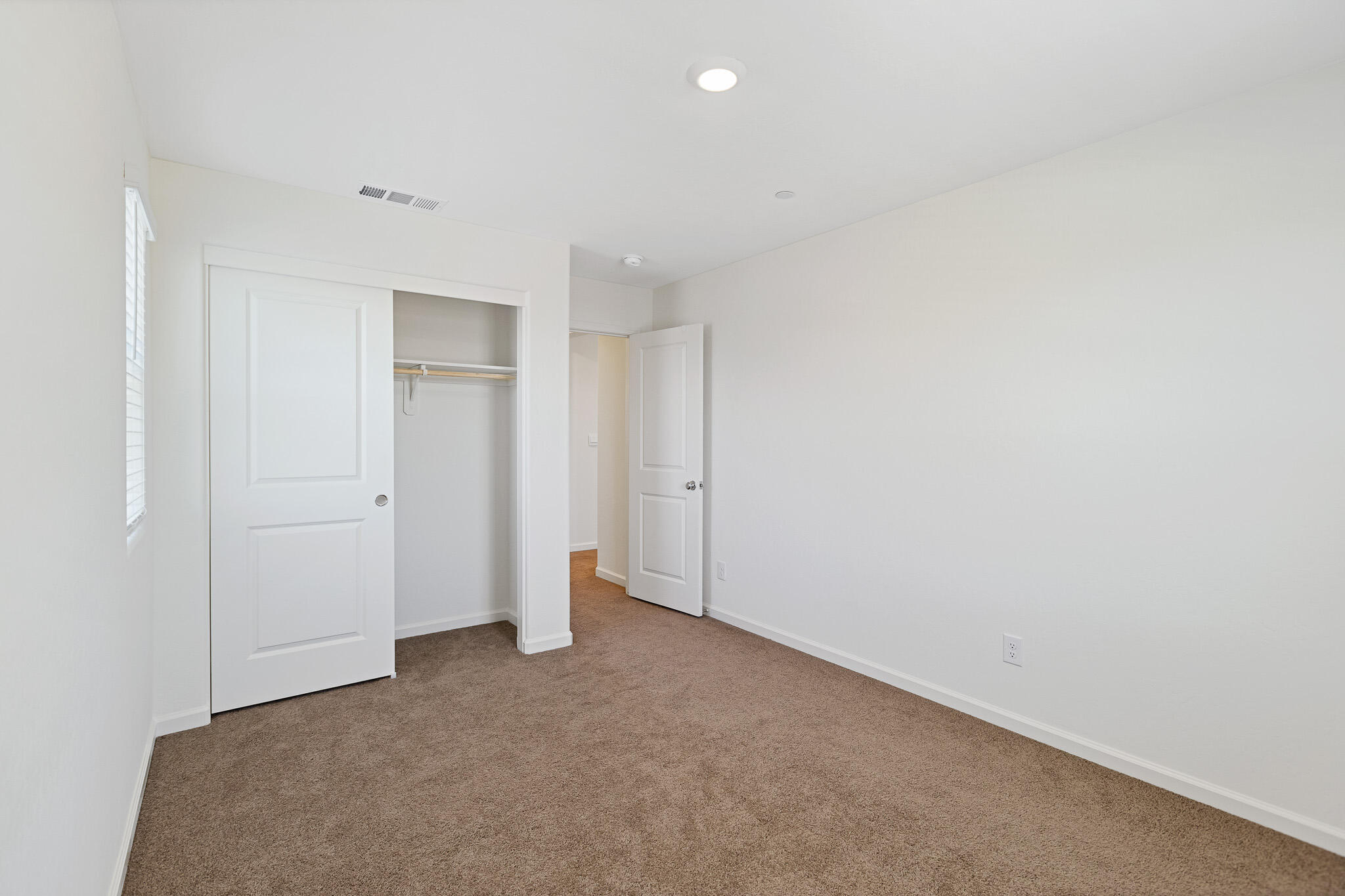 935 E Cameron Ave, Visalia, CA 93292