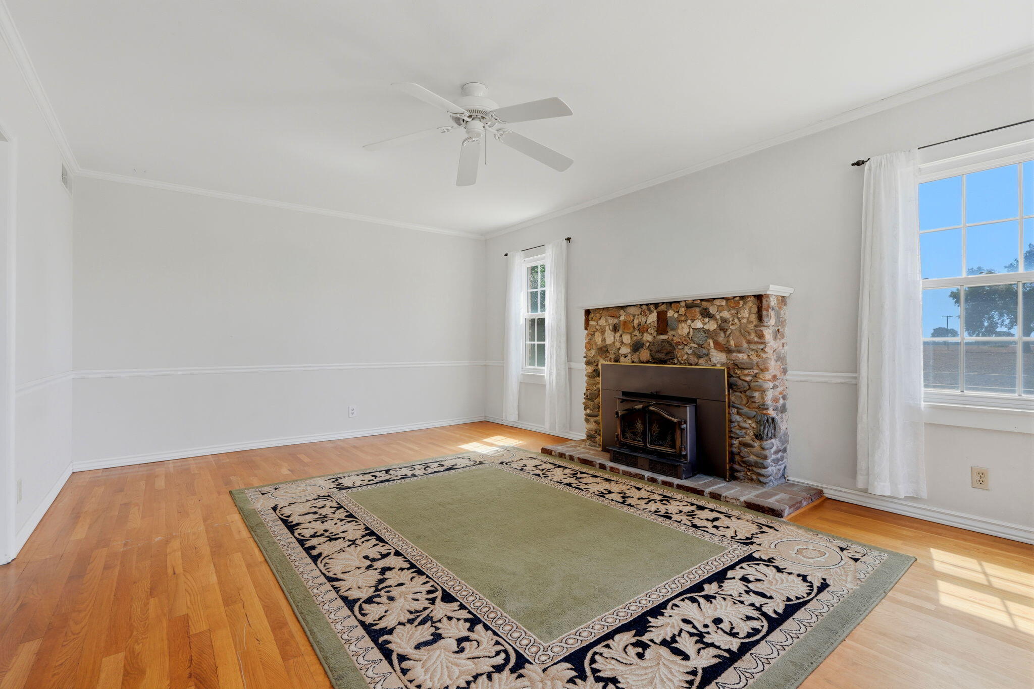 21530 Tiburcio Ave, Laton, CA 93242