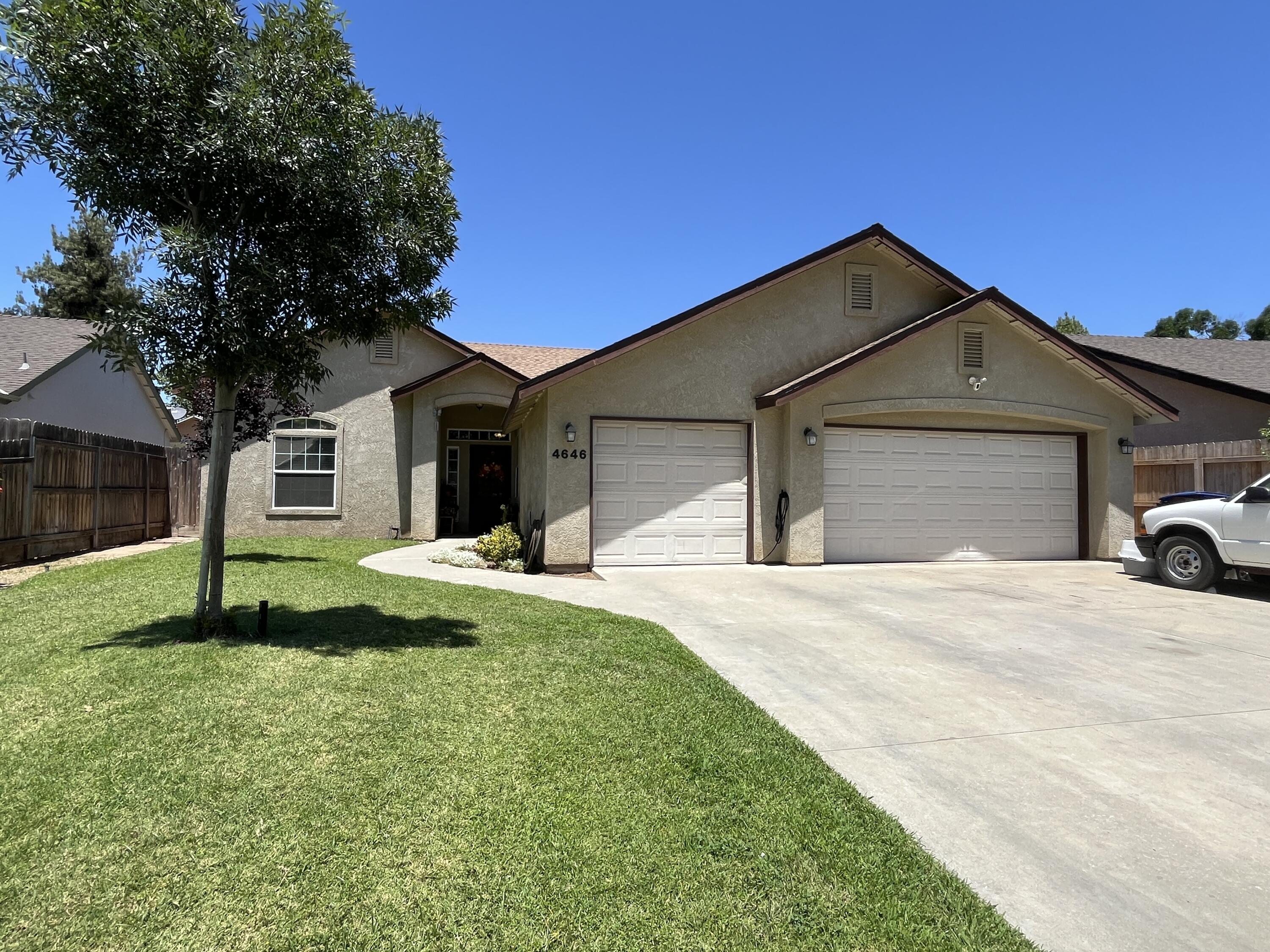 4646 W Manor Ct, Visalia, CA 93291