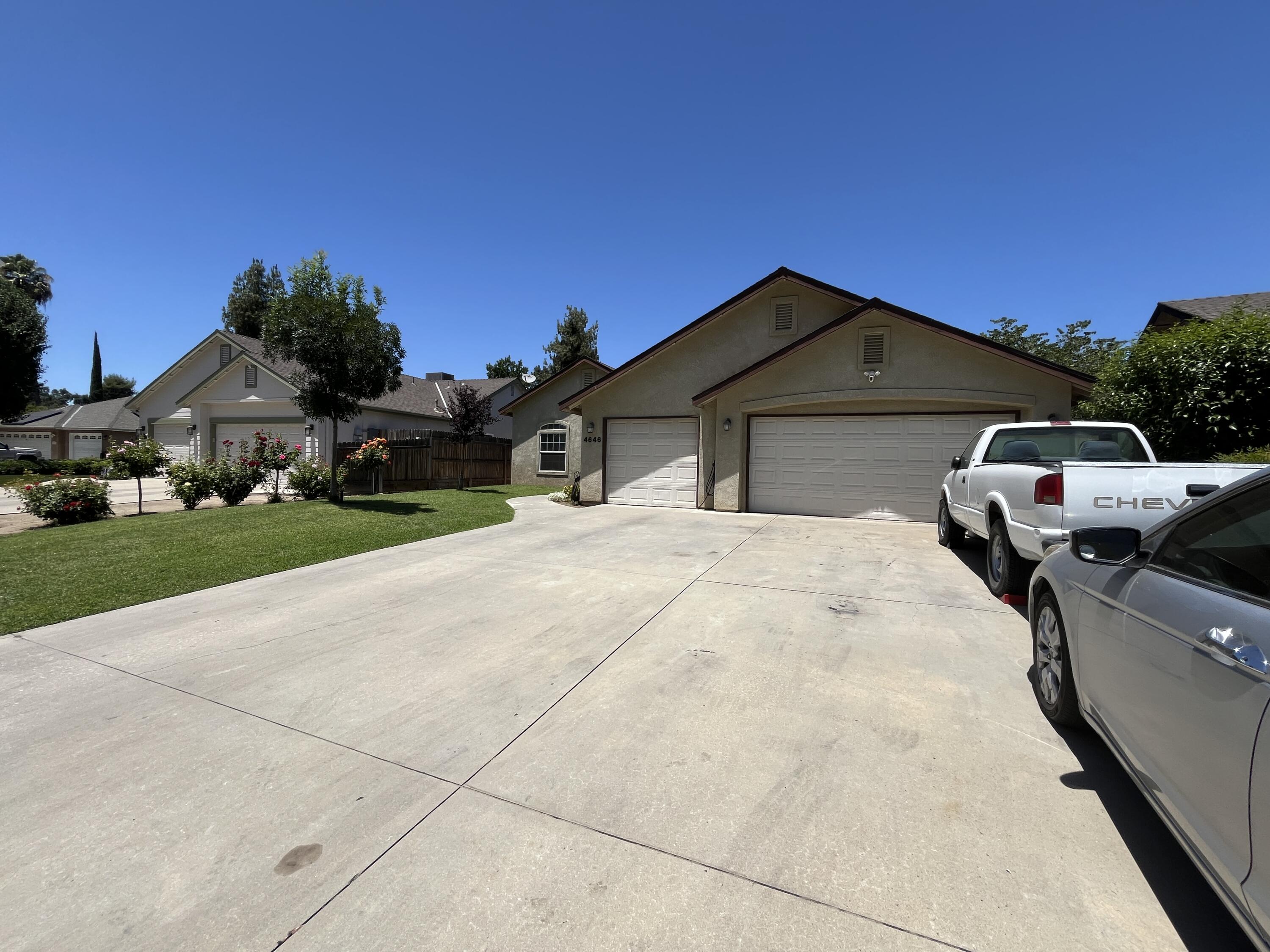 4646 W Manor Ct, Visalia, CA 93291