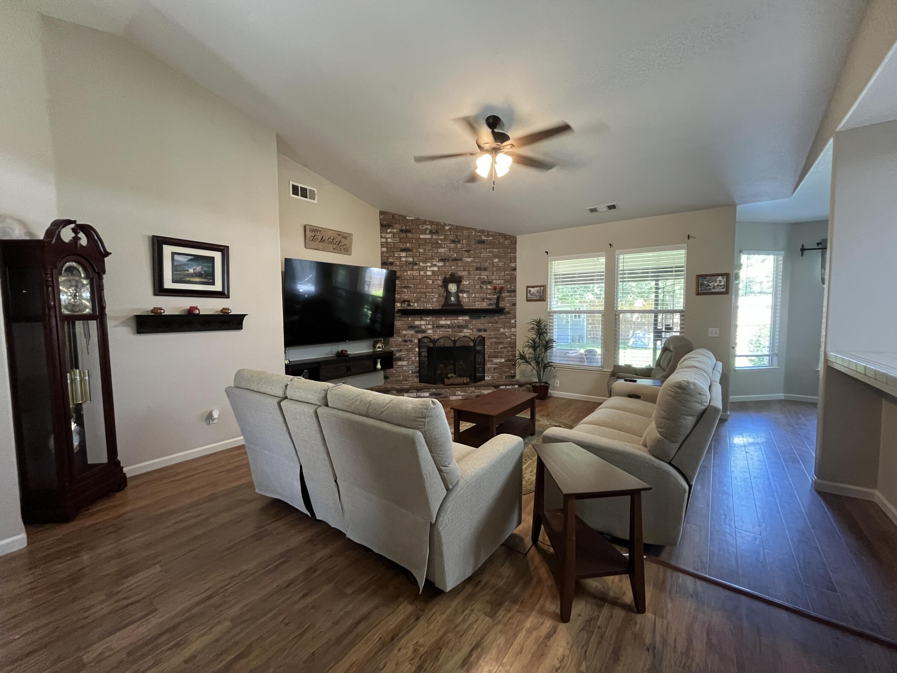 4646 W Manor Ct, Visalia, CA 93291