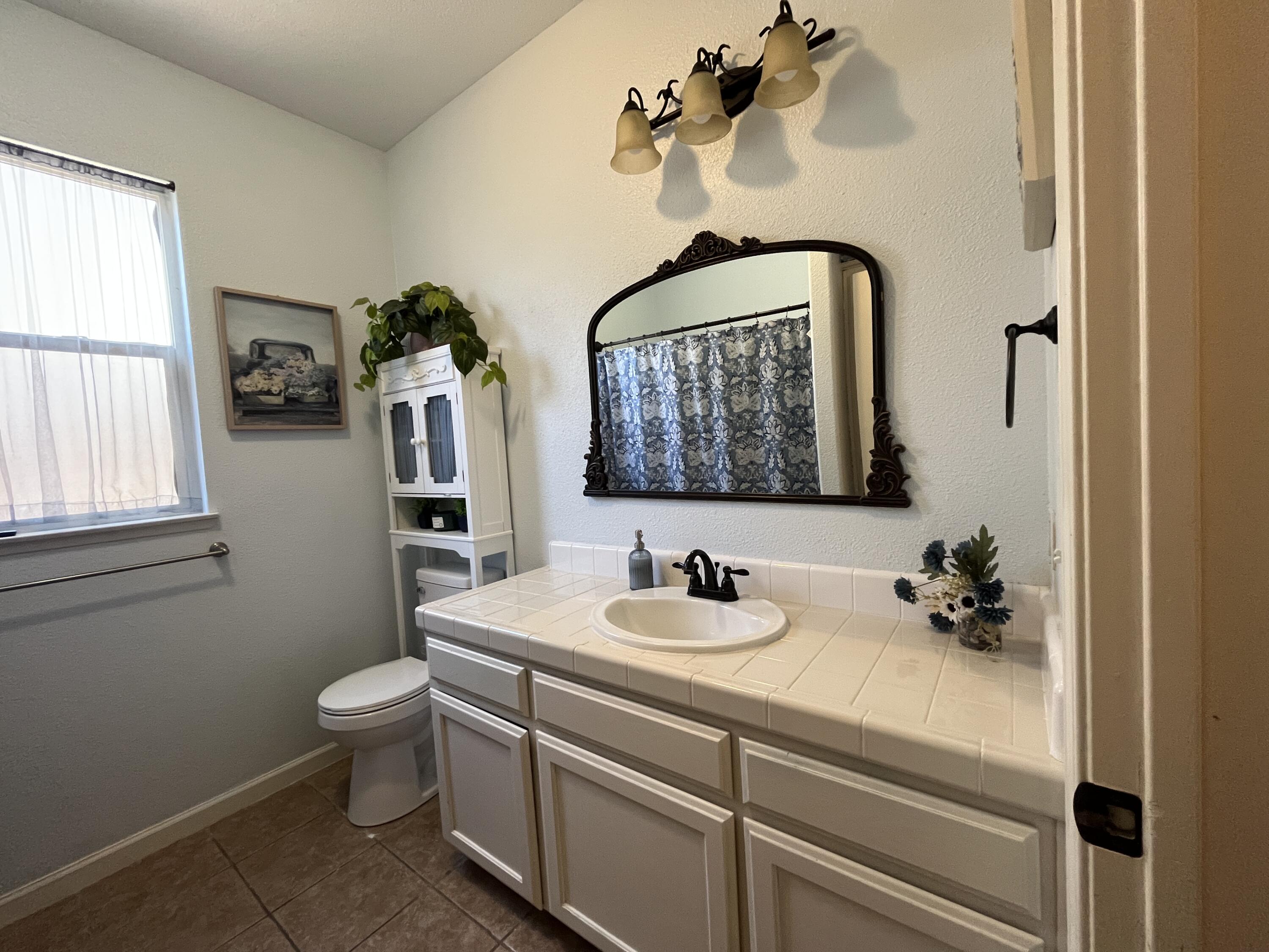4646 W Manor Ct, Visalia, CA 93291