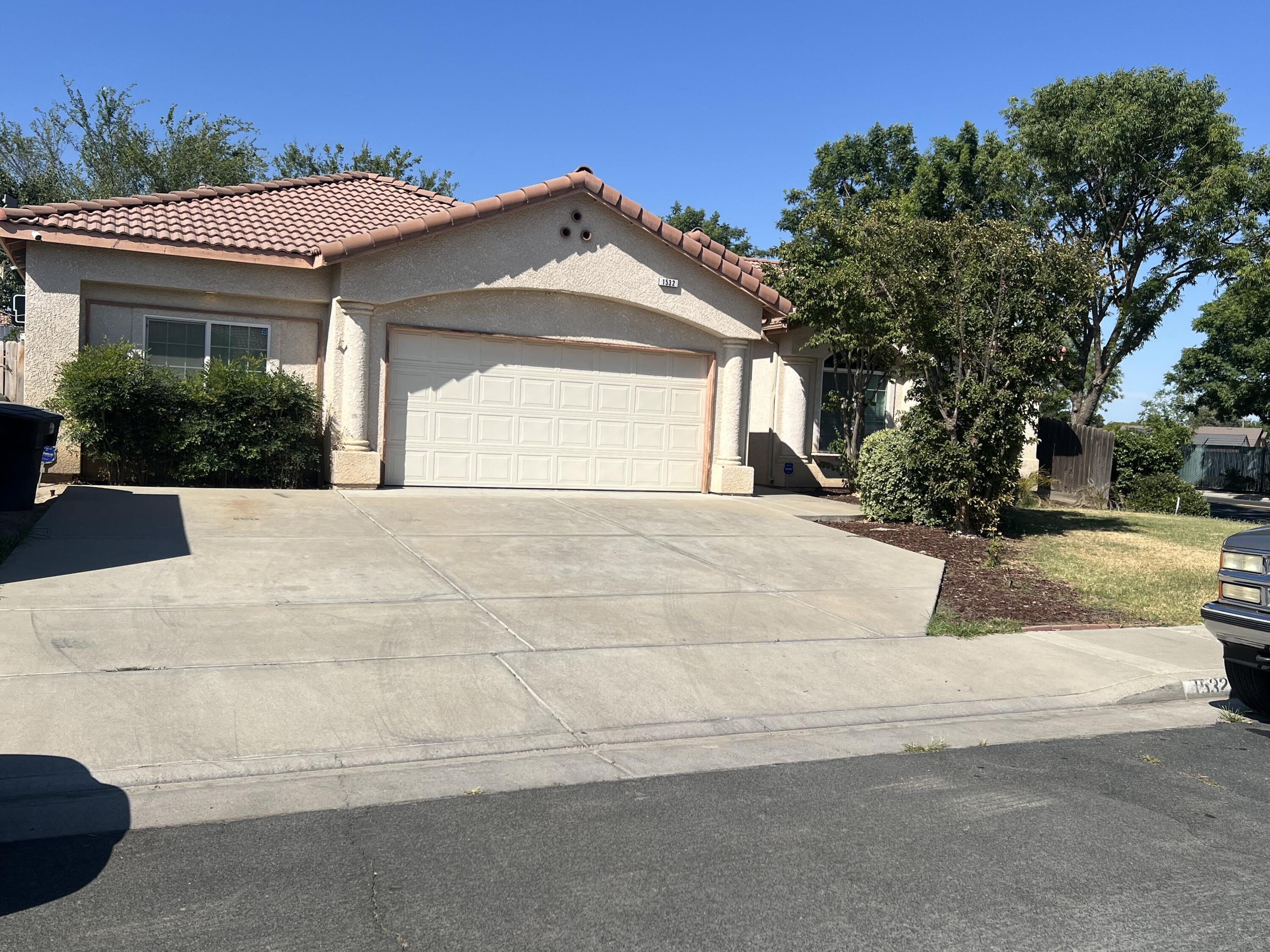 1532 W Picadilly Ct, Hanford, CA 93230