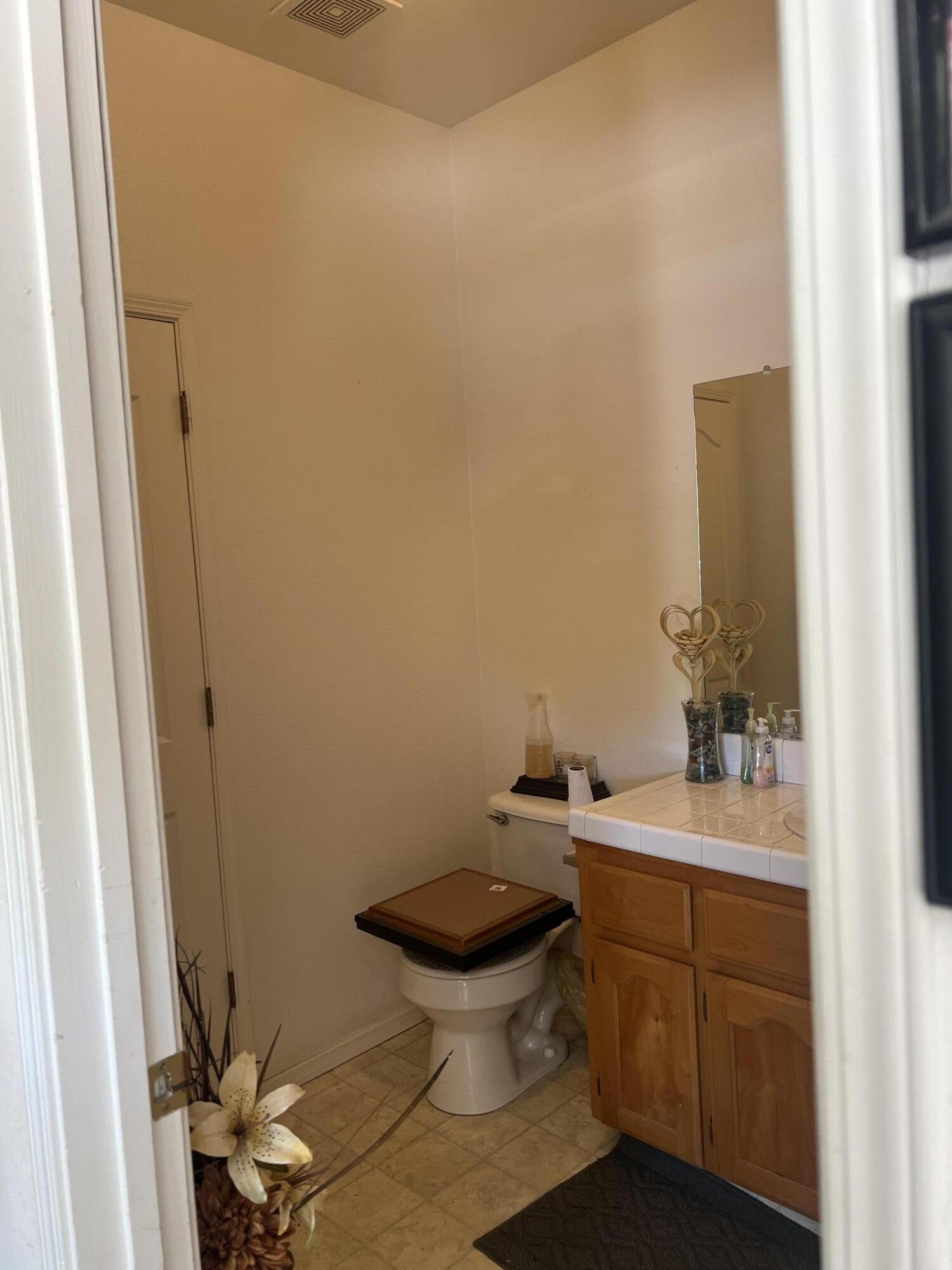1532 W Picadilly Ct, Hanford, CA 93230