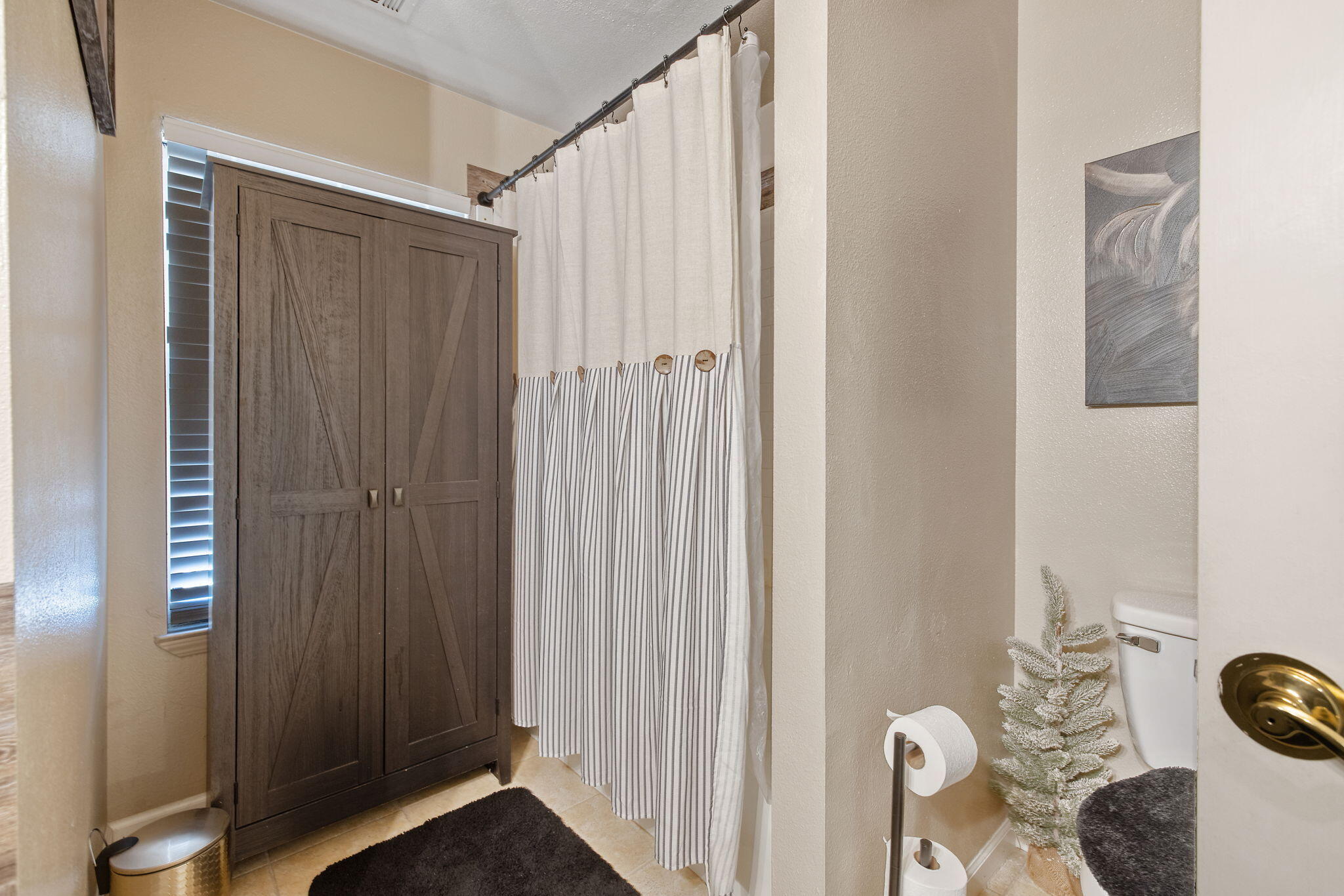 2612 E Feemster, Visalia, CA 93292