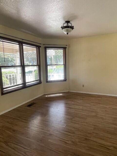 144 E Parkview Ave, Visalia, CA 93277