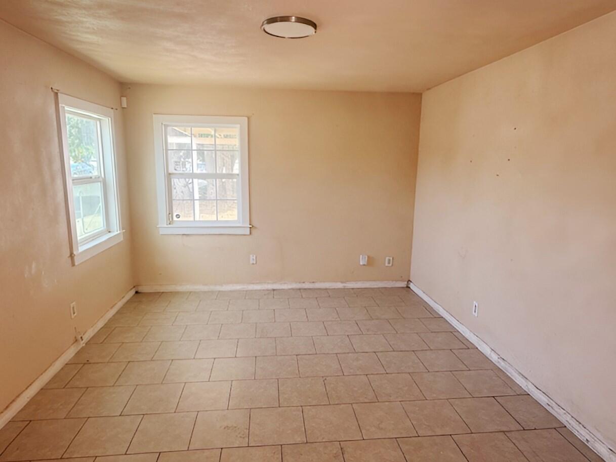 1106 N West St, Visalia, CA 93291