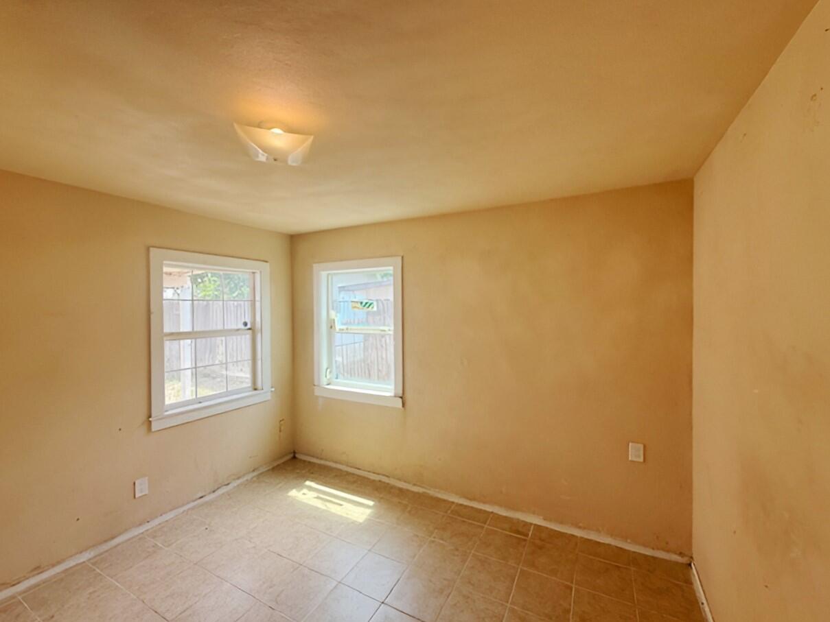 1106 N West St, Visalia, CA 93291