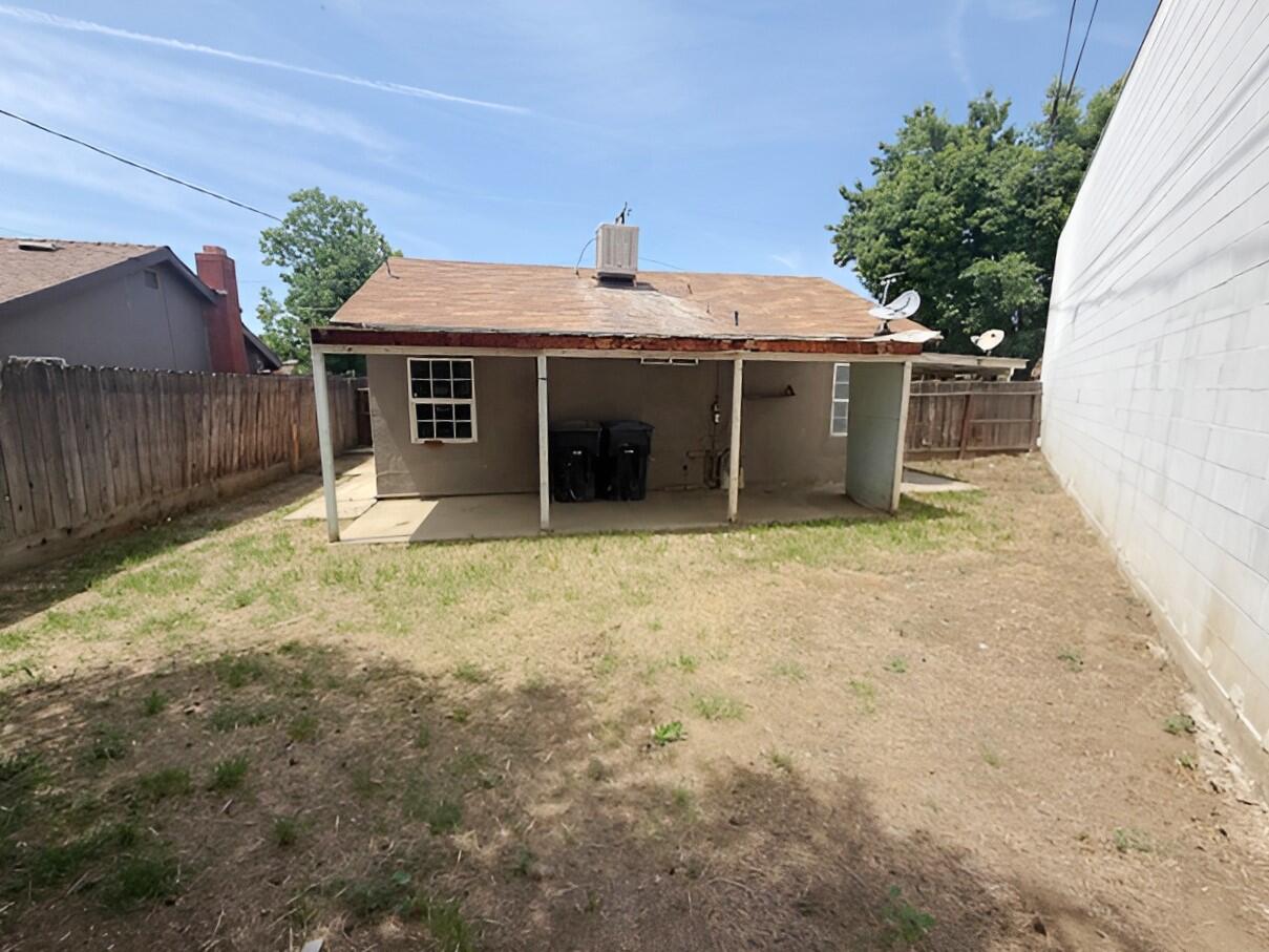 1106 N West St, Visalia, CA 93291