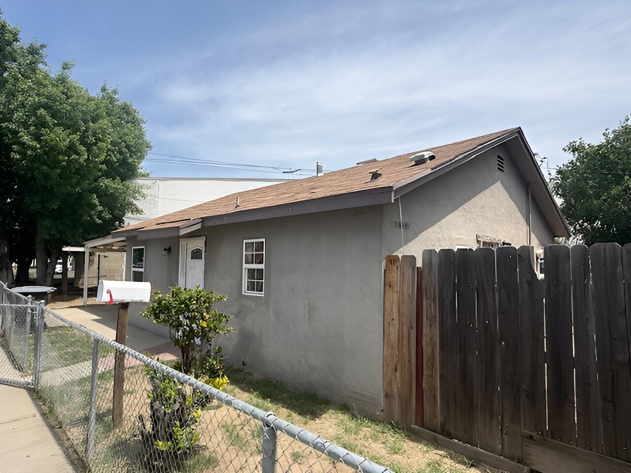 1106 N West St, Visalia, CA 93291