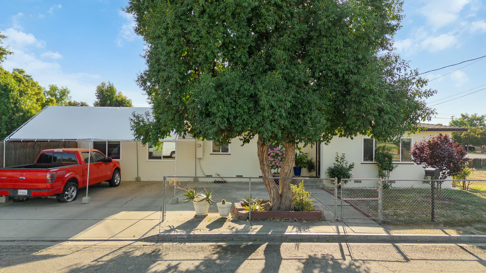 621 E Laurel Ave, Visalia, CA 93292