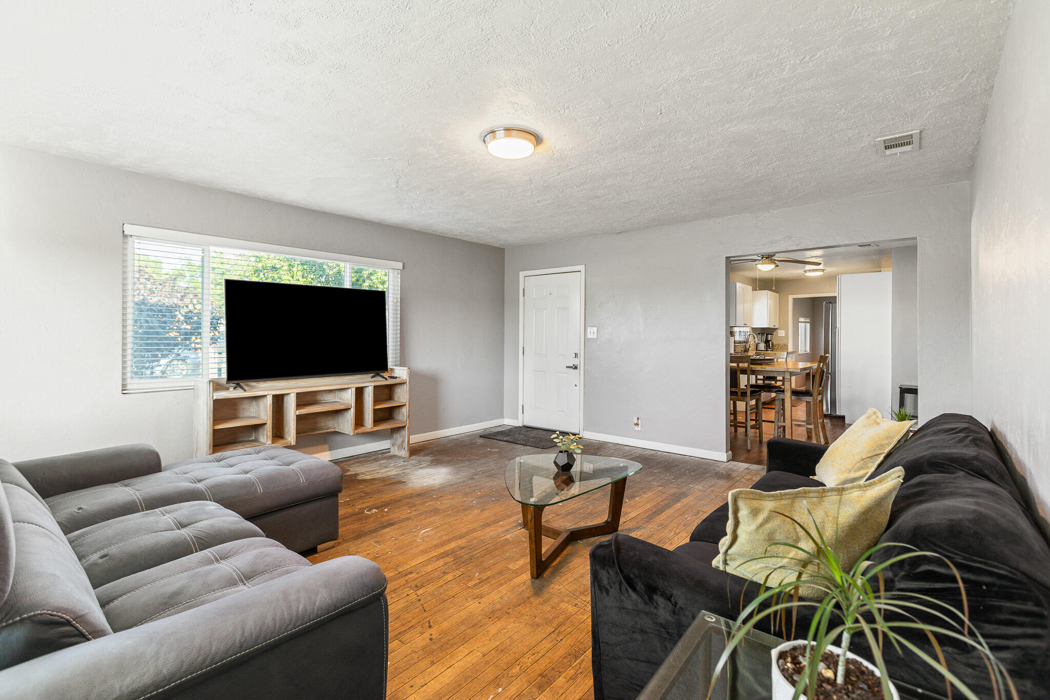 621 E Laurel Ave, Visalia, CA 93292