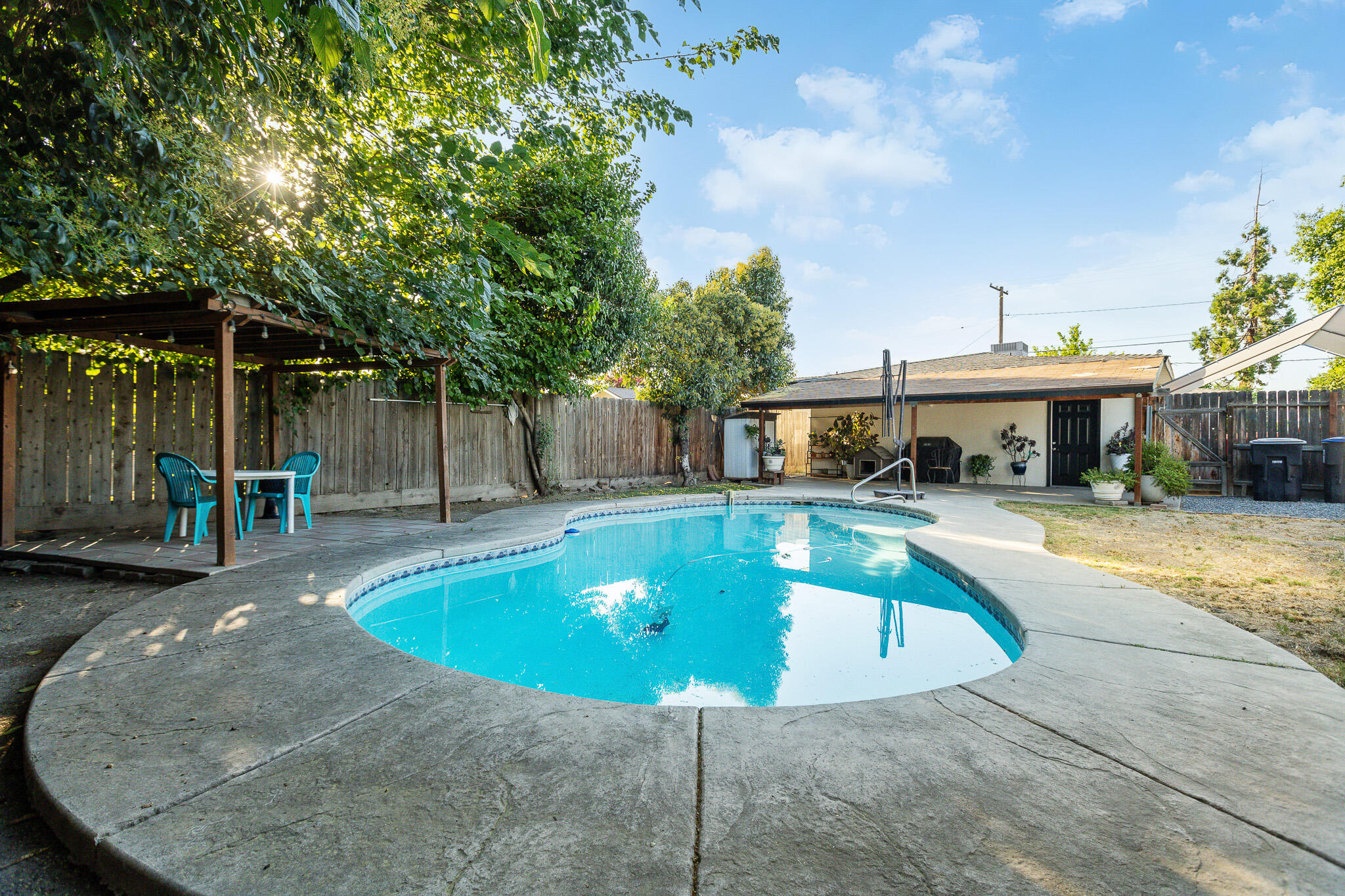 621 E Laurel Ave, Visalia, CA 93292