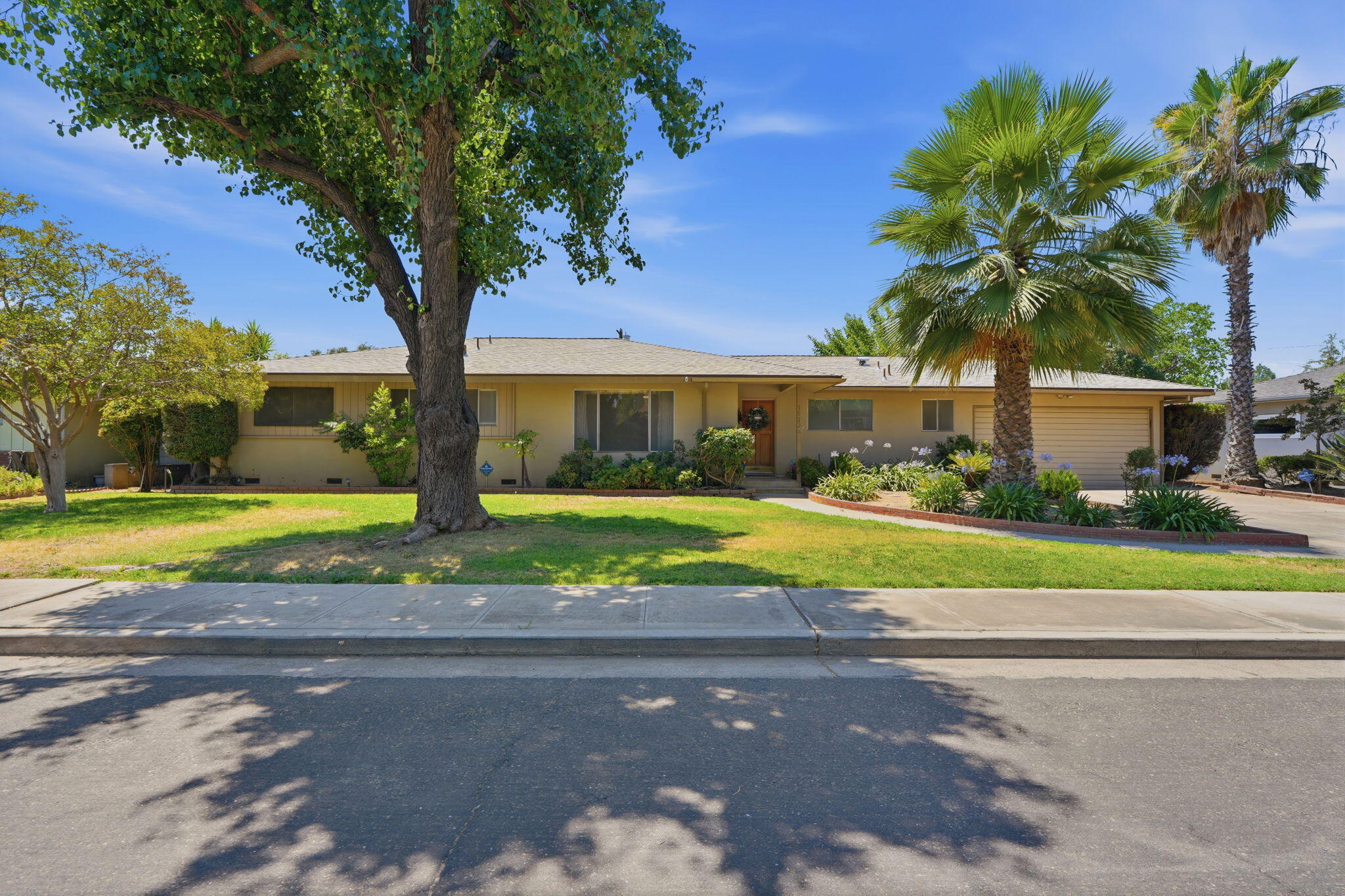 1522 E Bolinger Way, Dinuba, CA 93618