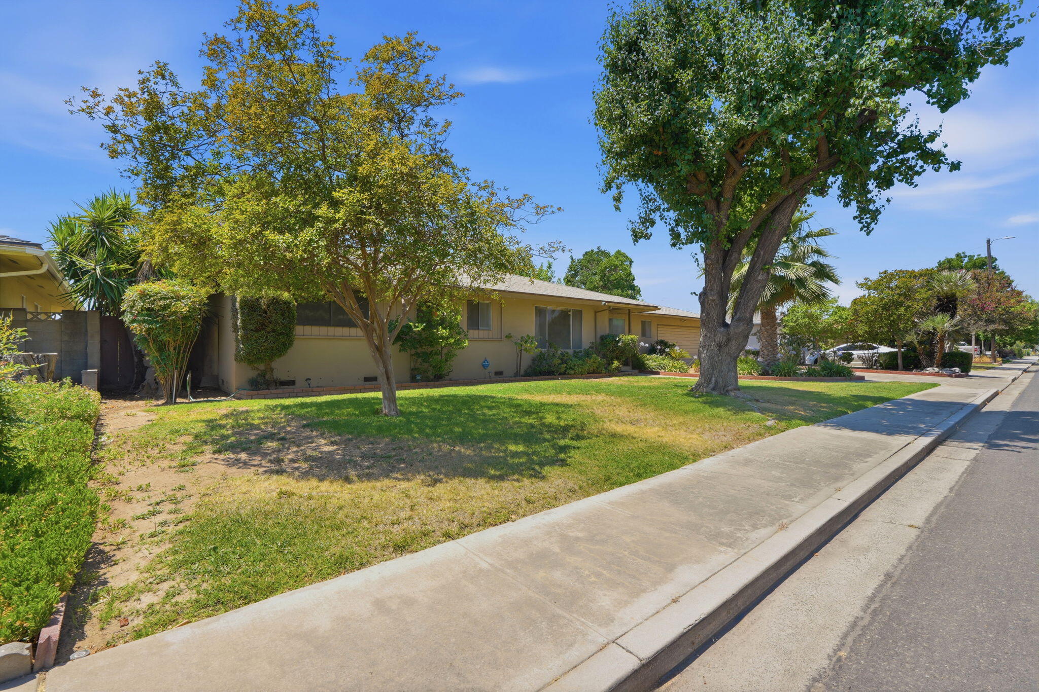 1522 E Bolinger Way, Dinuba, CA 93618