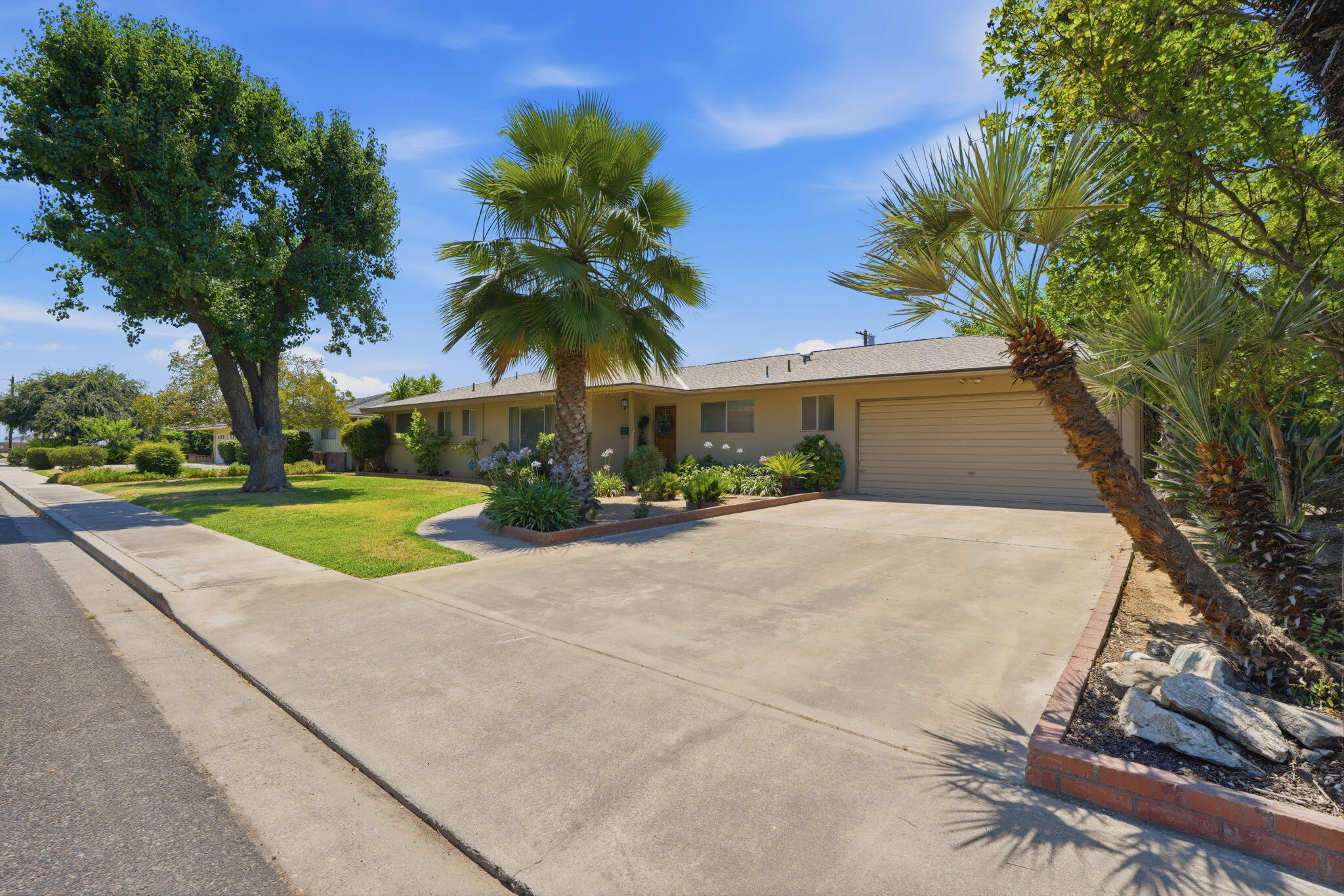 1522 E Bolinger Way, Dinuba, CA 93618