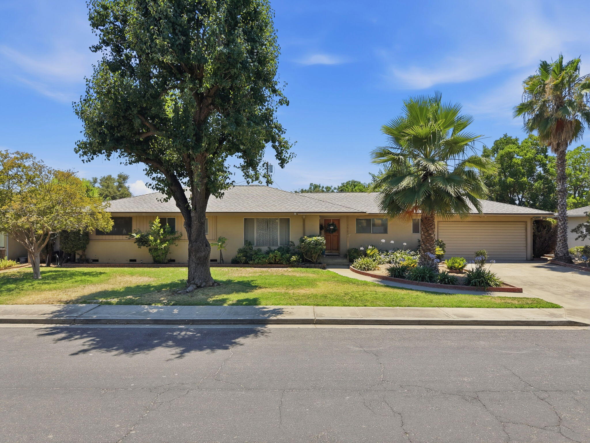 1522 E Bolinger Way, Dinuba, CA 93618