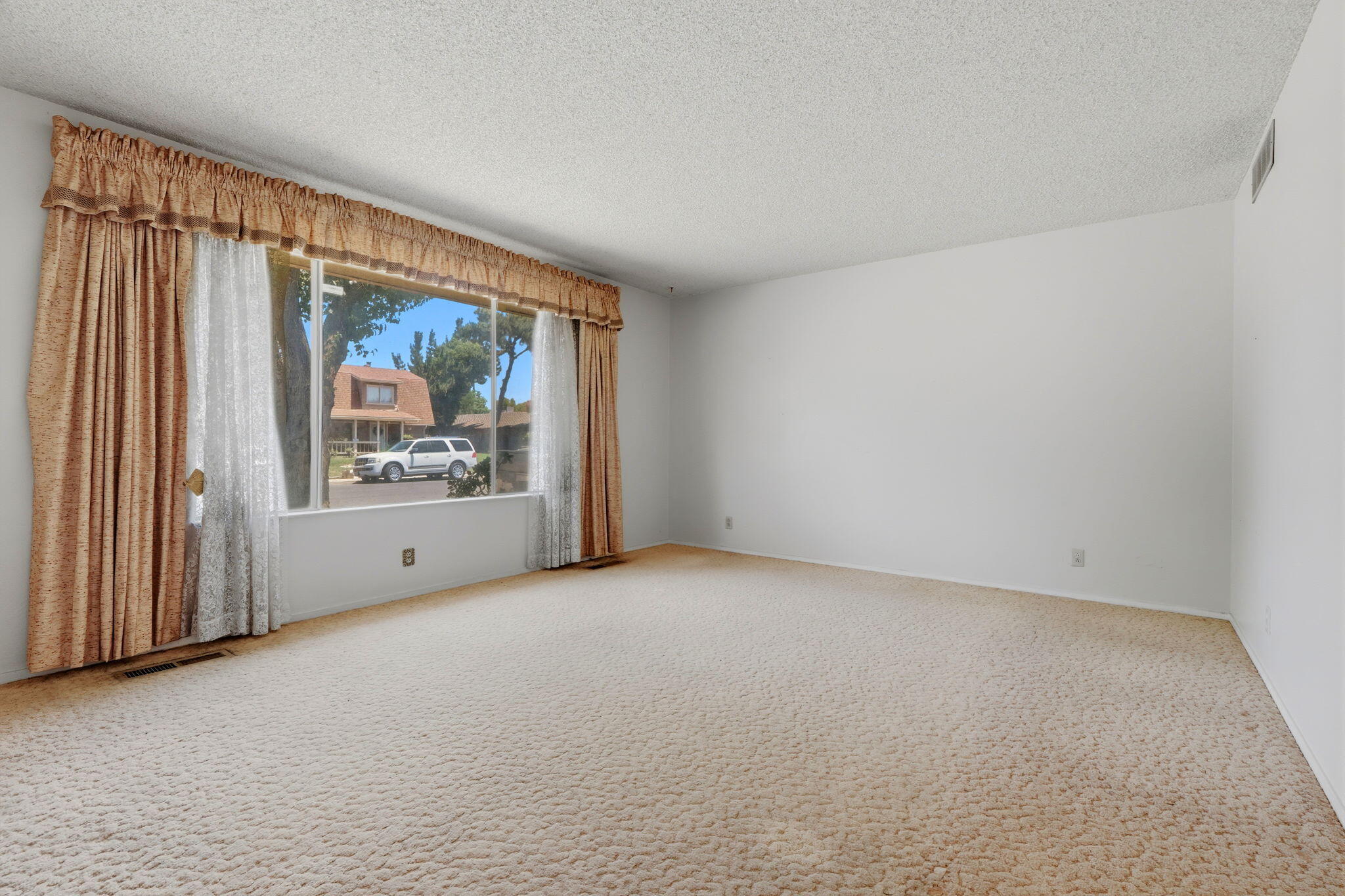 1522 E Bolinger Way, Dinuba, CA 93618