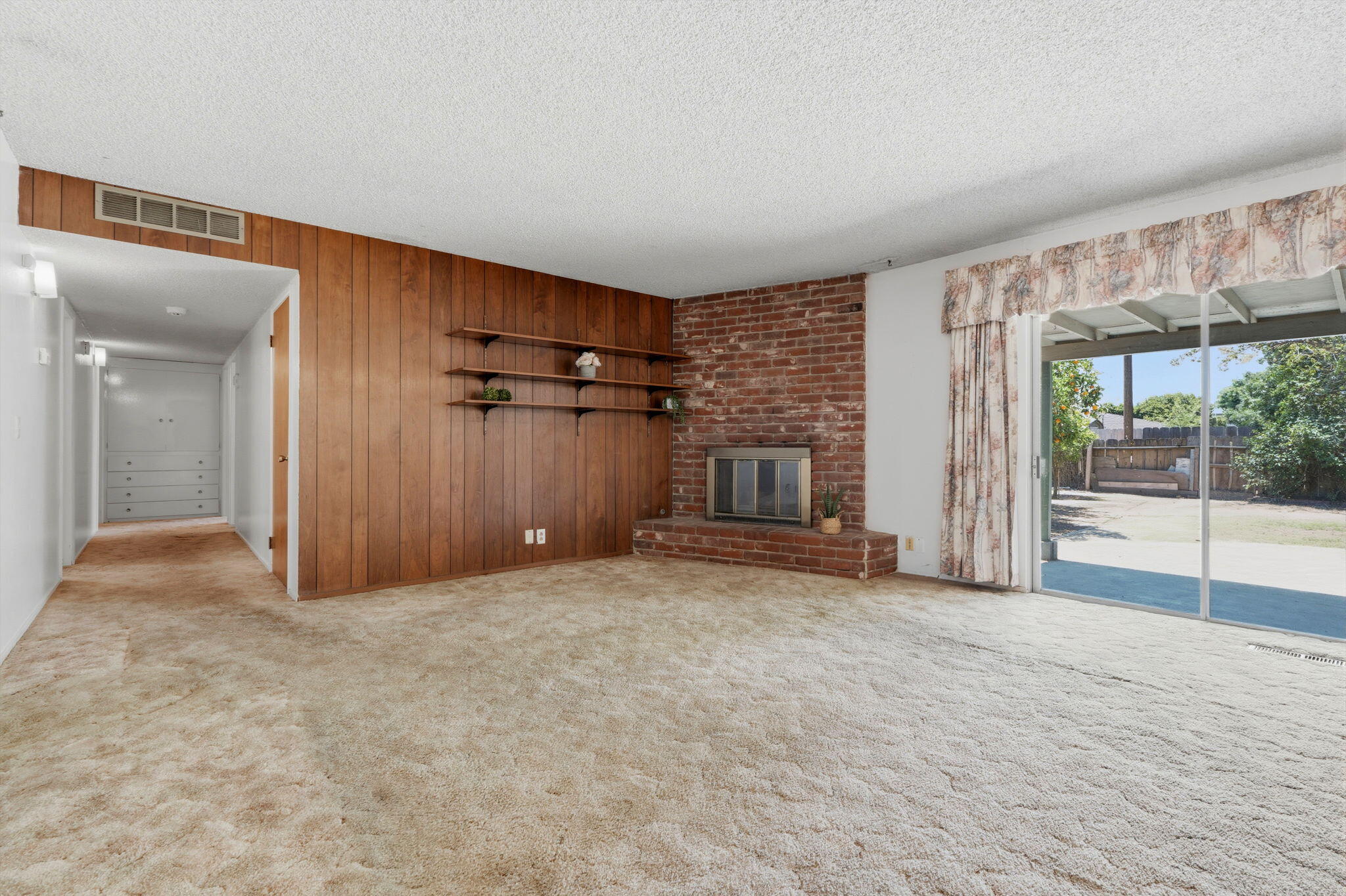 1522 E Bolinger Way, Dinuba, CA 93618