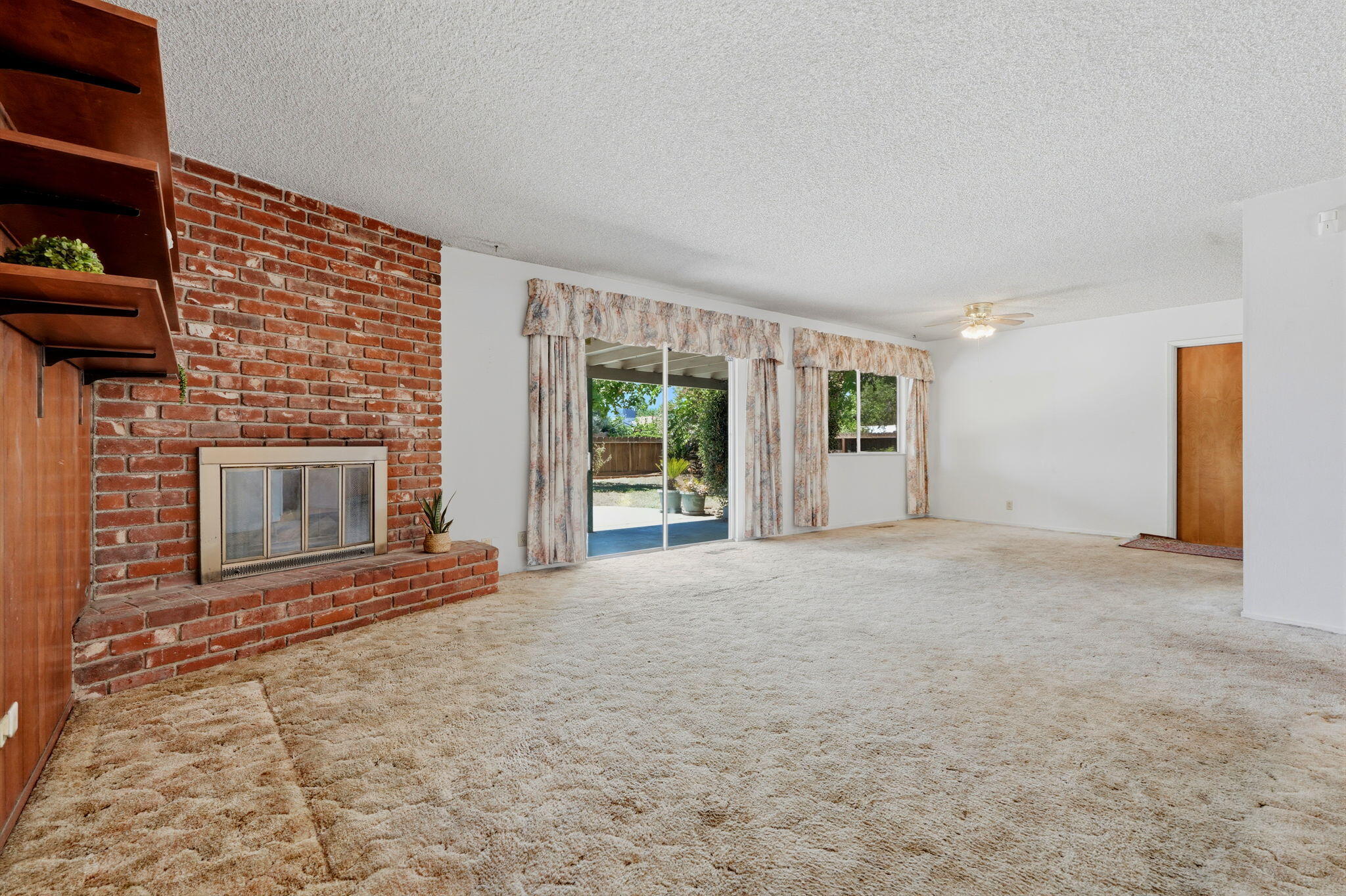 1522 E Bolinger Way, Dinuba, CA 93618