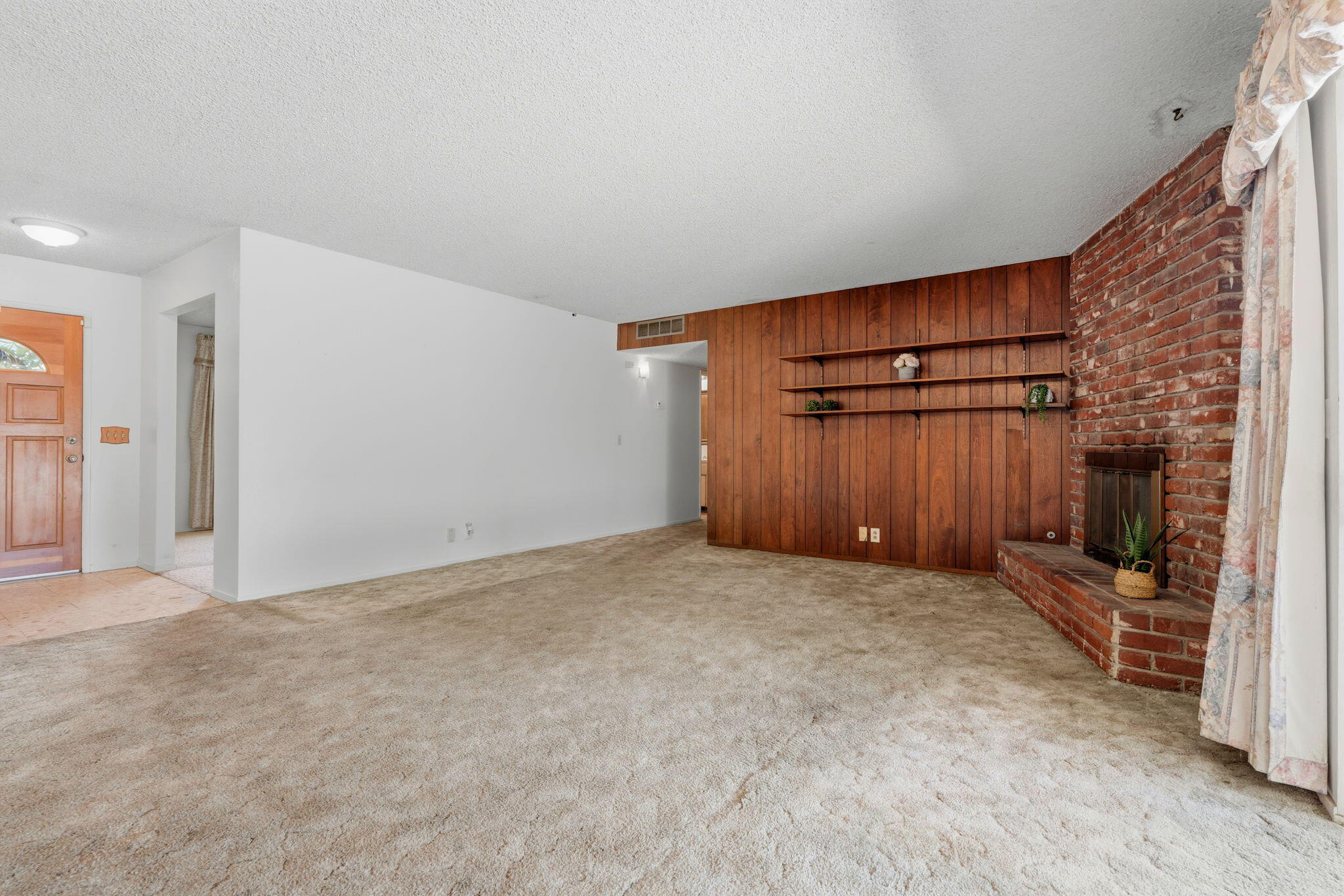 1522 E Bolinger Way, Dinuba, CA 93618