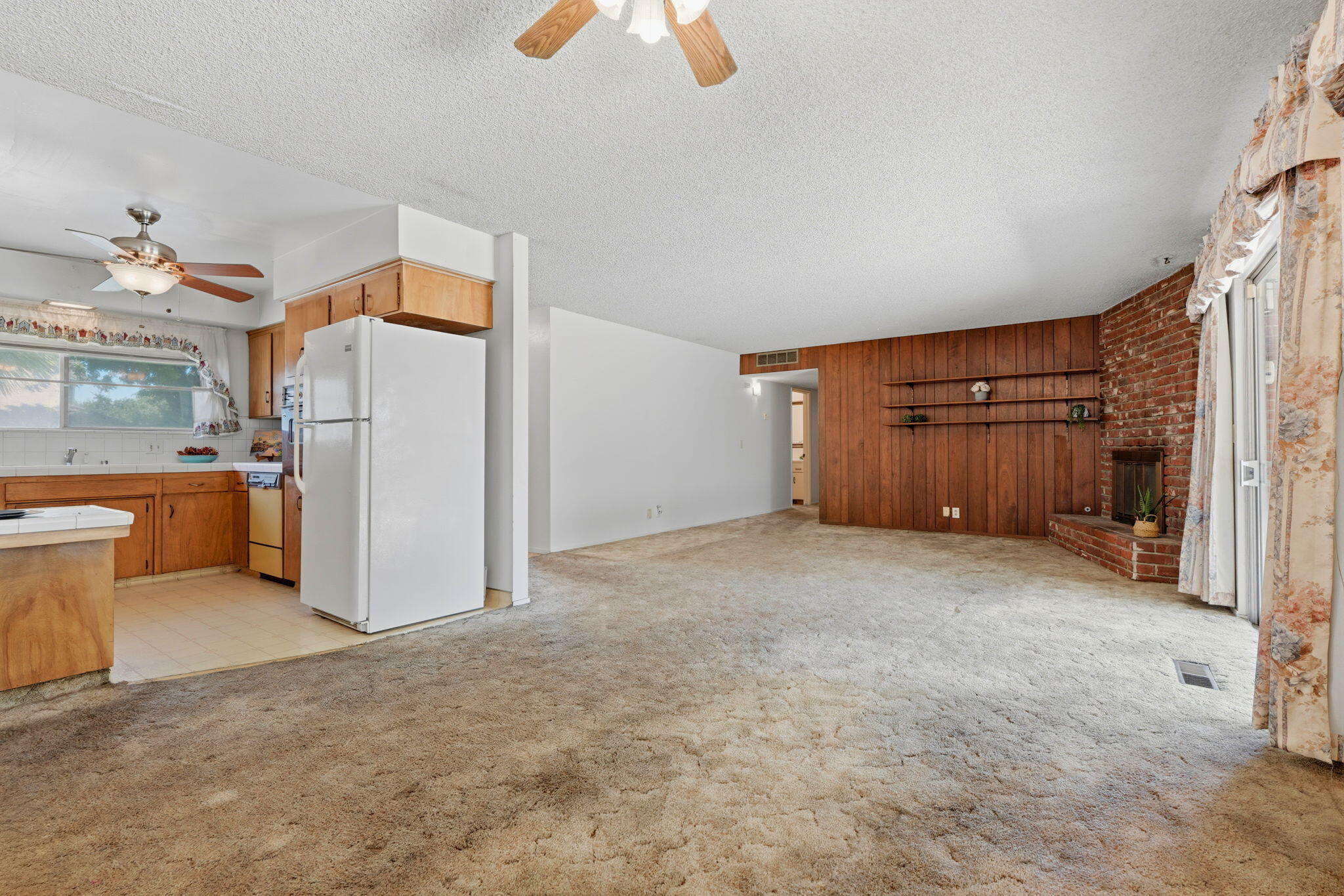 1522 E Bolinger Way, Dinuba, CA 93618