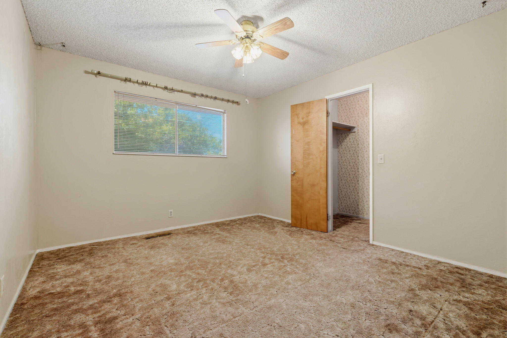 1522 E Bolinger Way, Dinuba, CA 93618