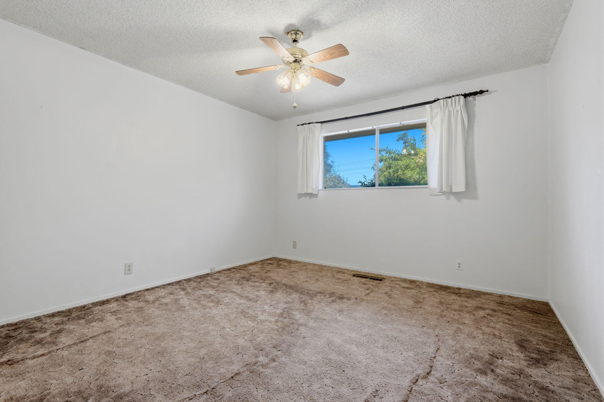 1522 E Bolinger Way, Dinuba, CA 93618