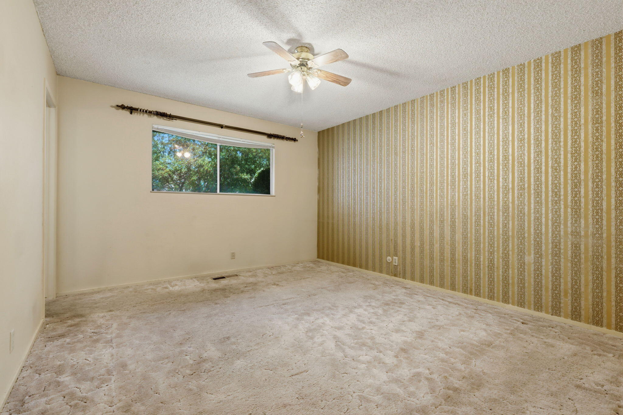 1522 E Bolinger Way, Dinuba, CA 93618