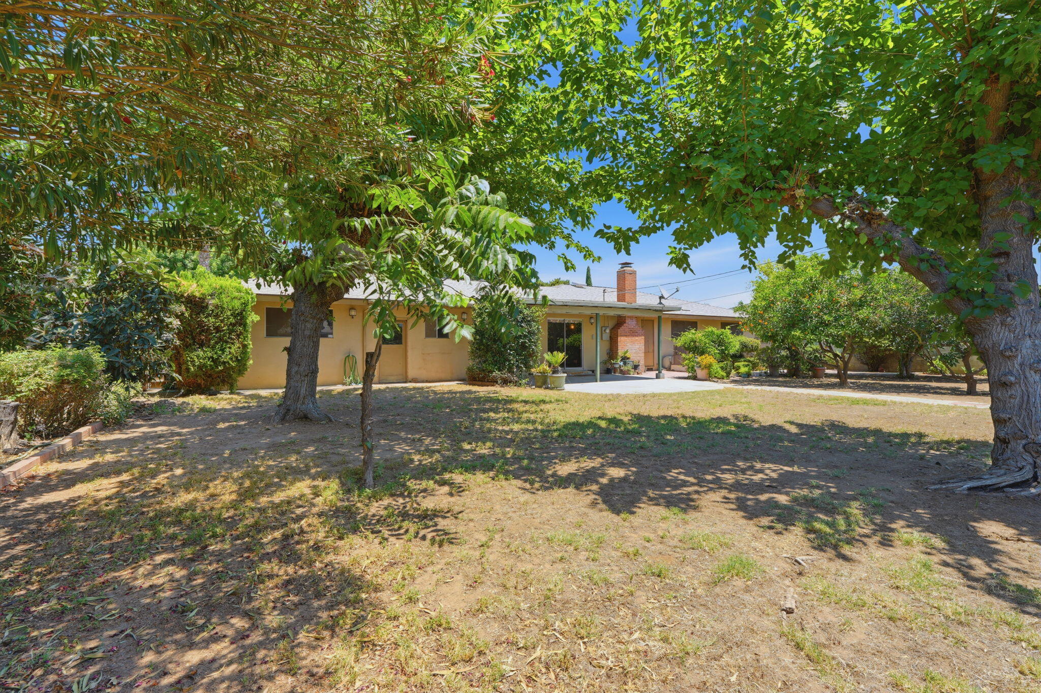 1522 E Bolinger Way, Dinuba, CA 93618