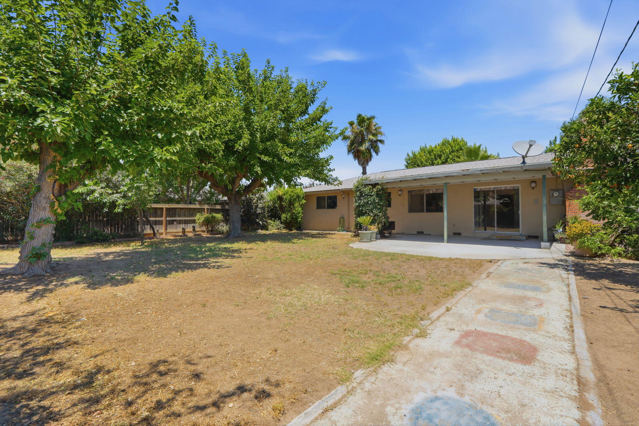1522 E Bolinger Way, Dinuba, CA 93618