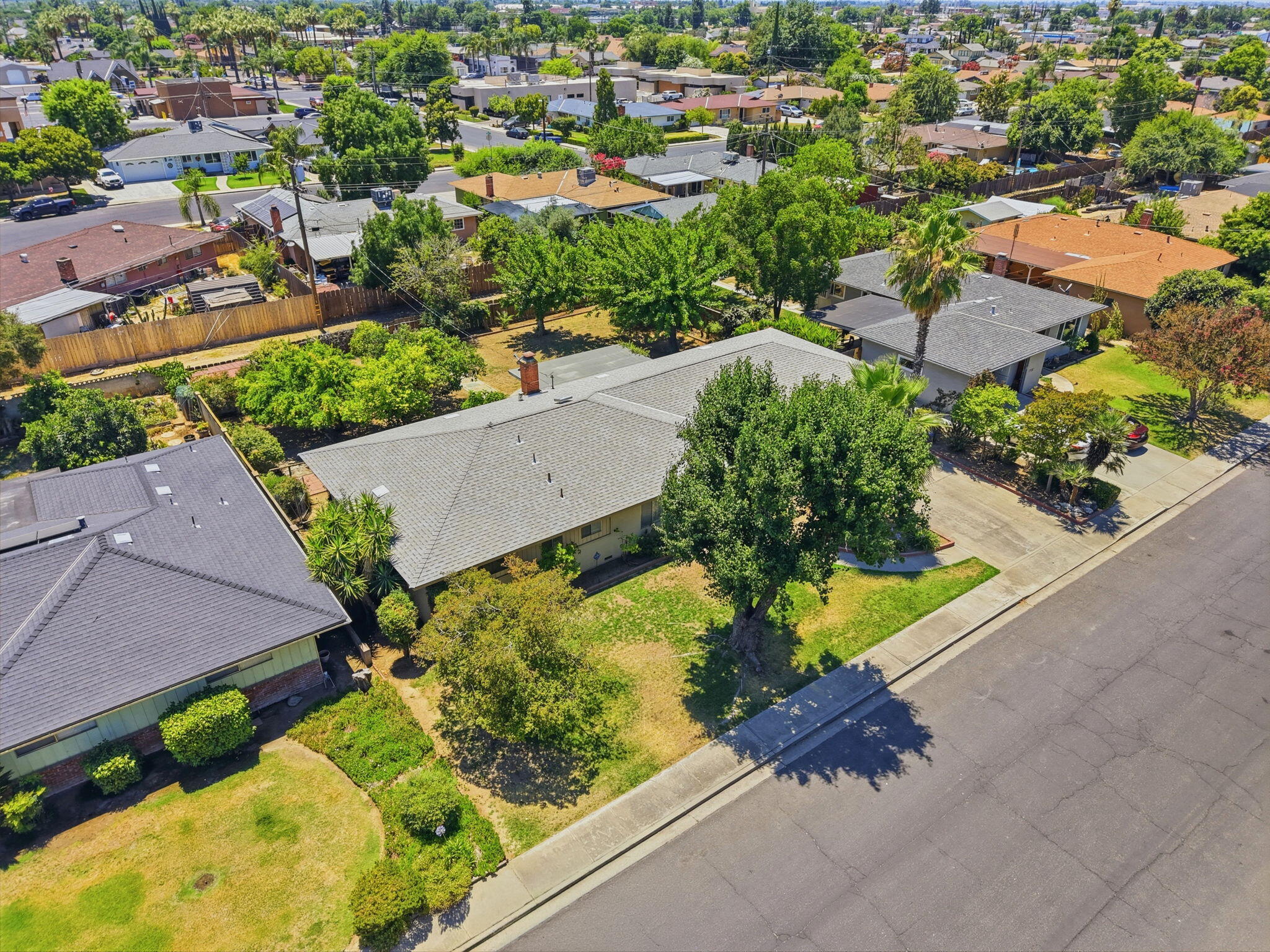 1522 E Bolinger Way, Dinuba, CA 93618