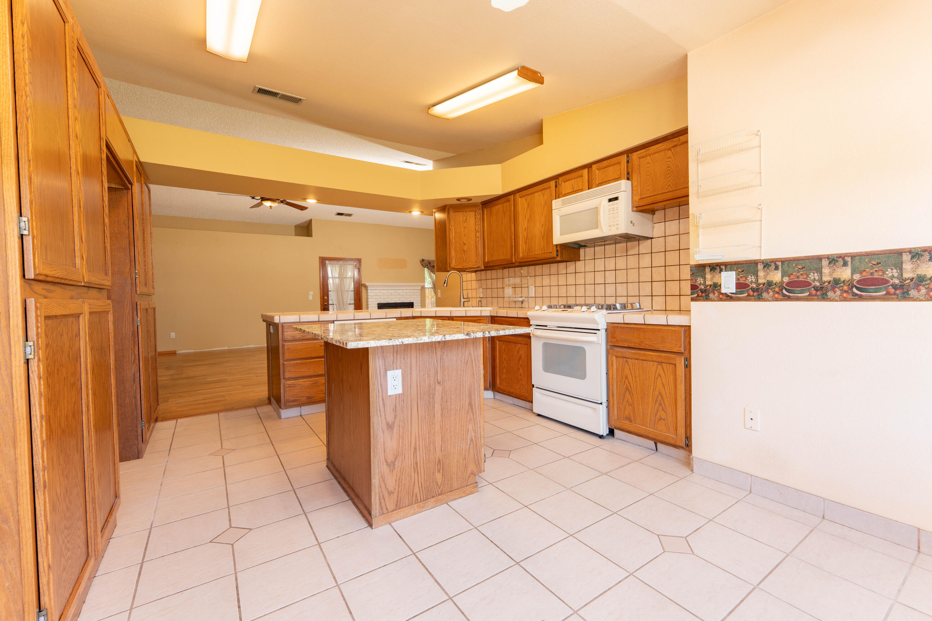 2013 Cricklewood Cir, Porterville, CA 93257