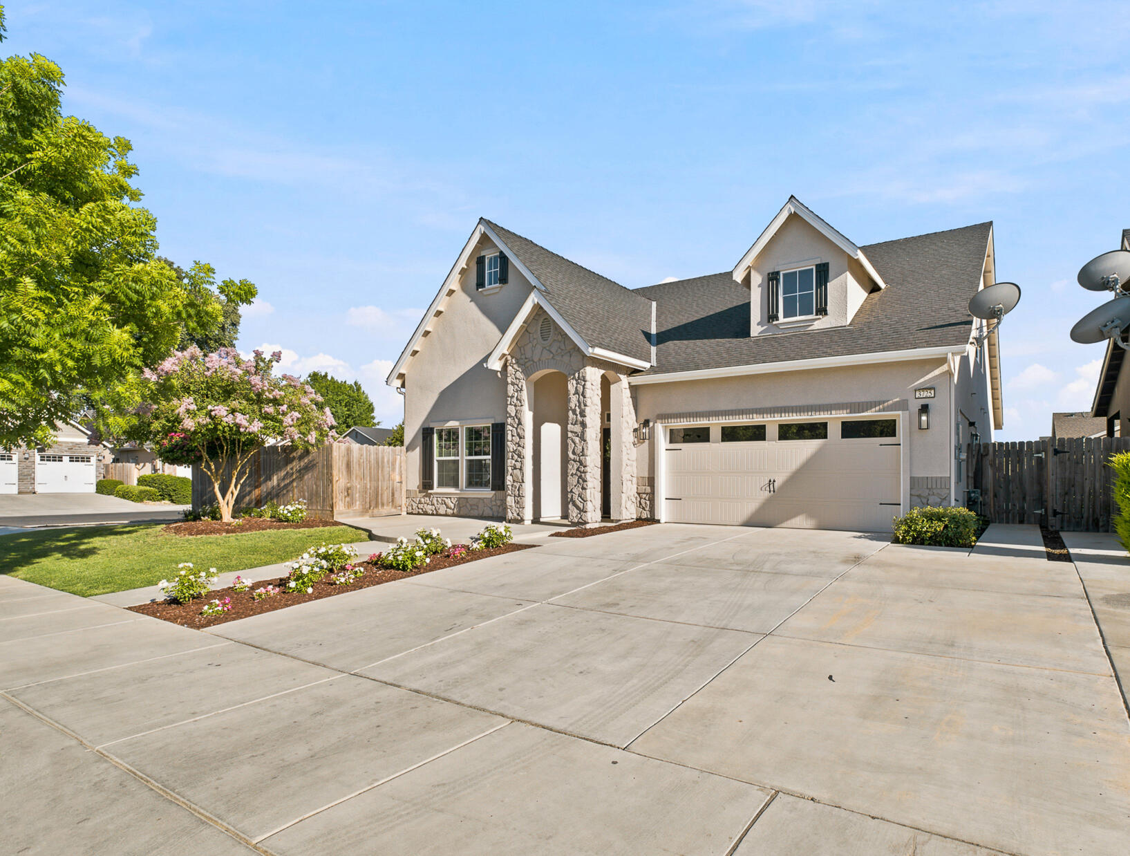 3725 W Clinton Ave, Visalia, CA 93291
