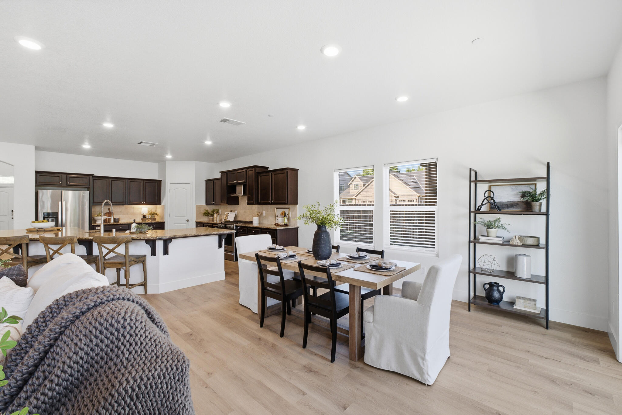 3725 W Clinton Ave, Visalia, CA 93291