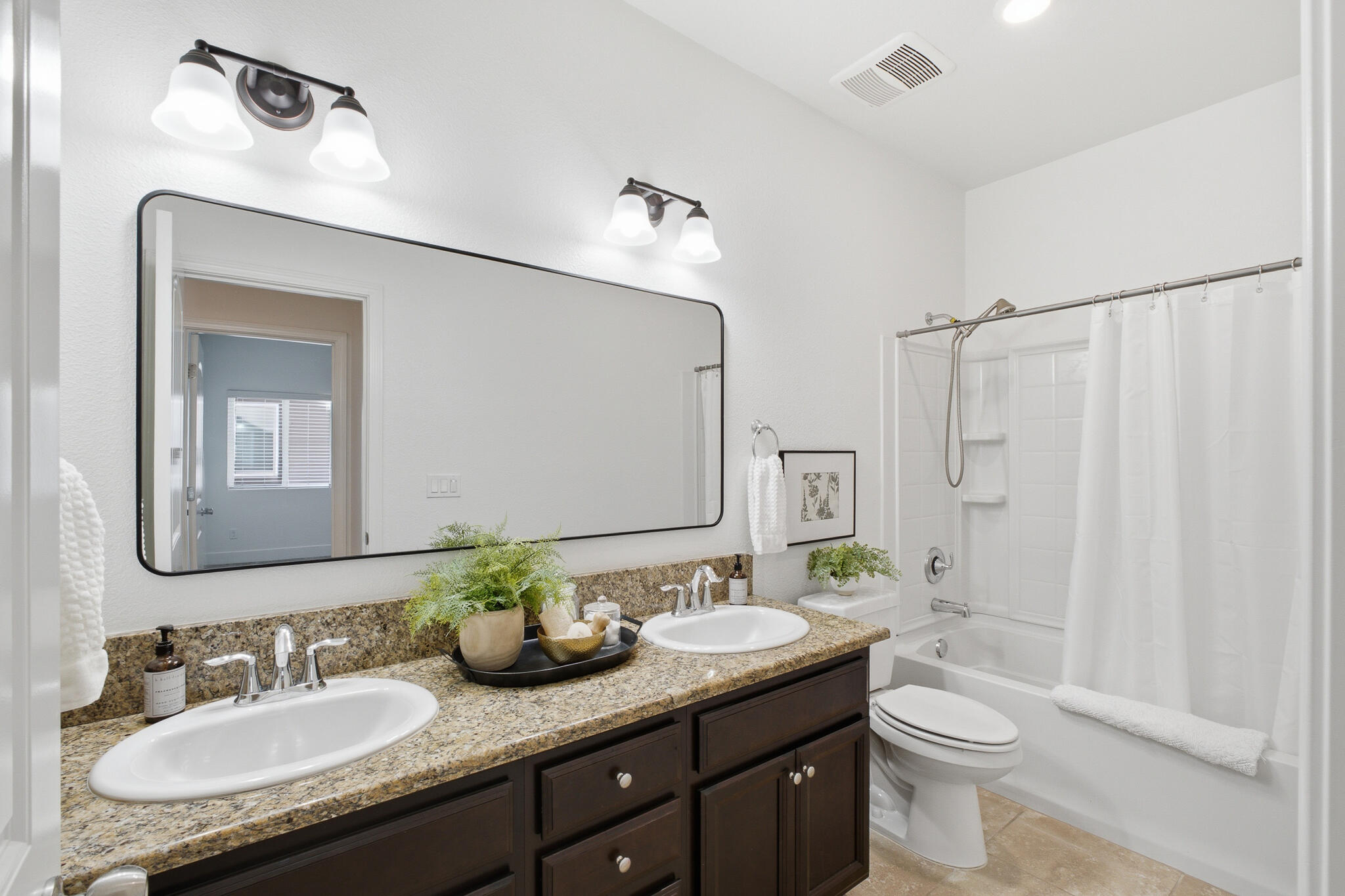 3725 W Clinton Ave, Visalia, CA 93291