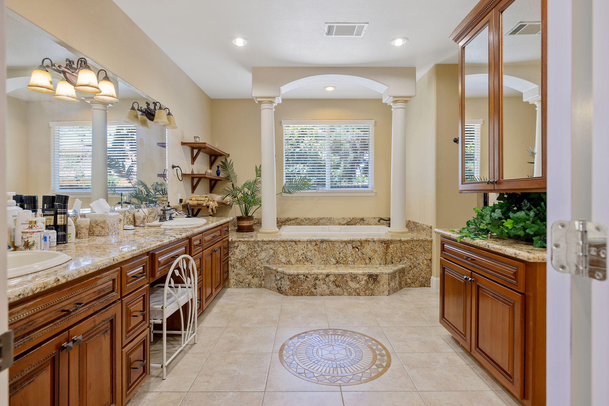 1647 S Bluegrass Ct, Visalia, CA 93277