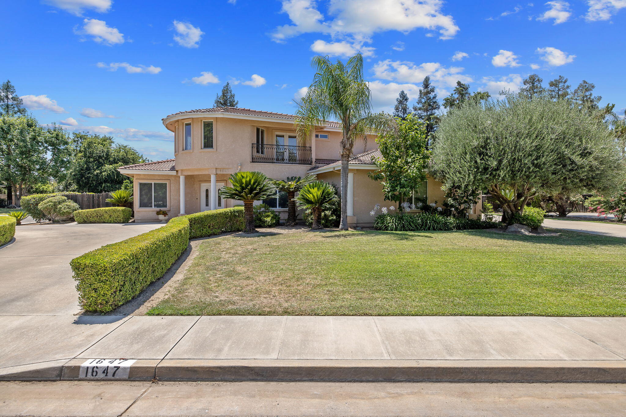 1647 S Bluegrass Ct, Visalia, CA 93277
