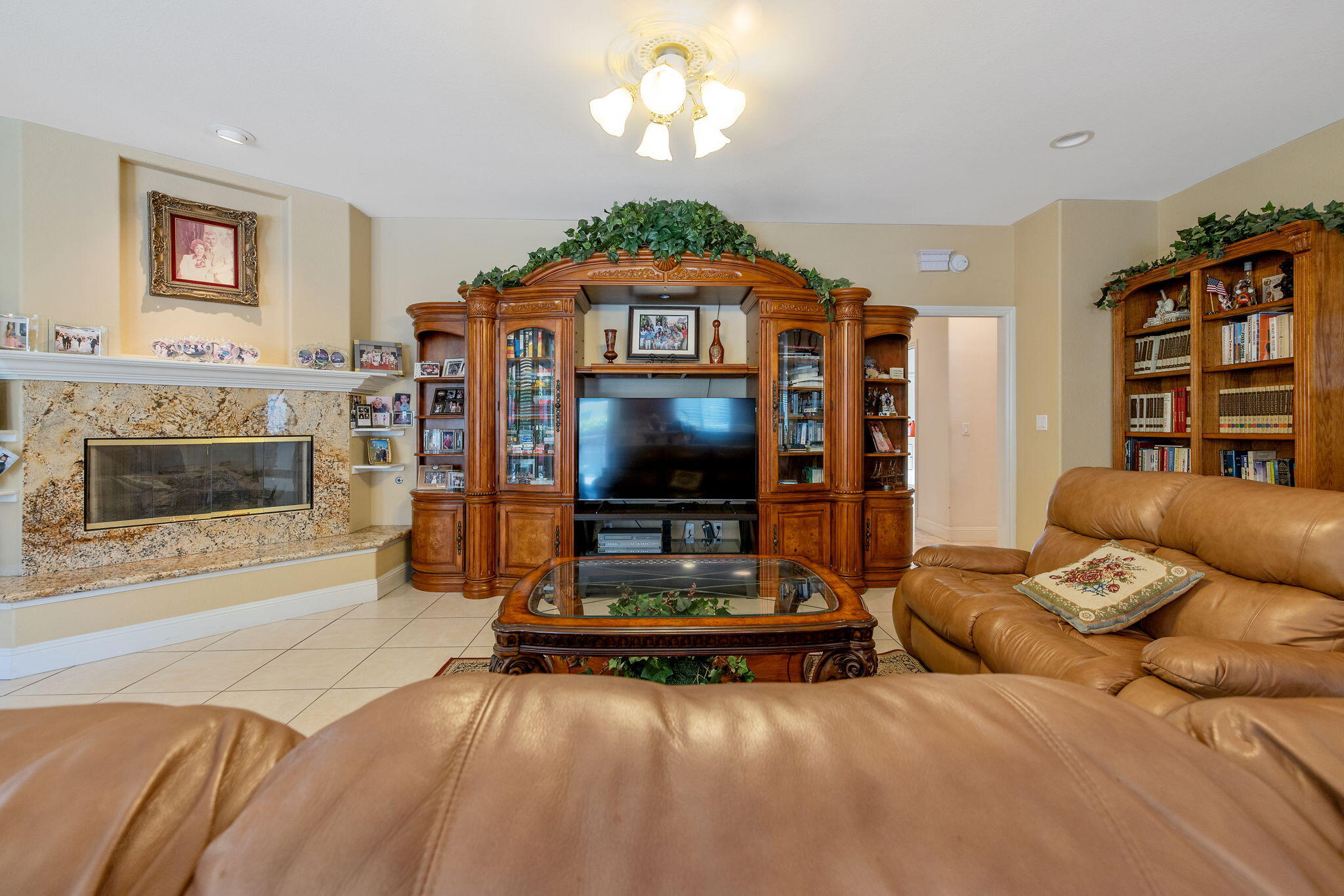 1647 S Bluegrass Ct, Visalia, CA 93277