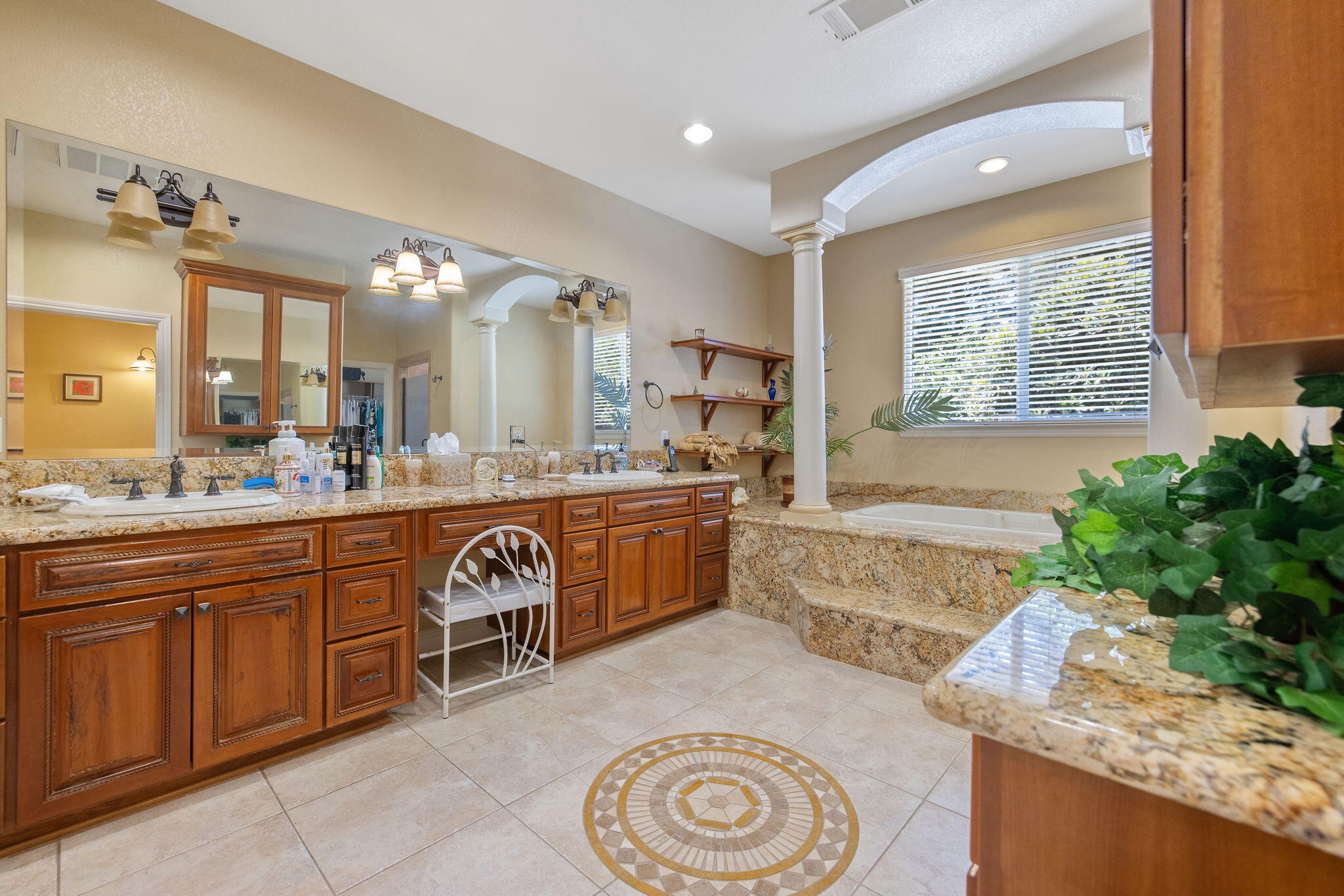 1647 S Bluegrass Ct, Visalia, CA 93277