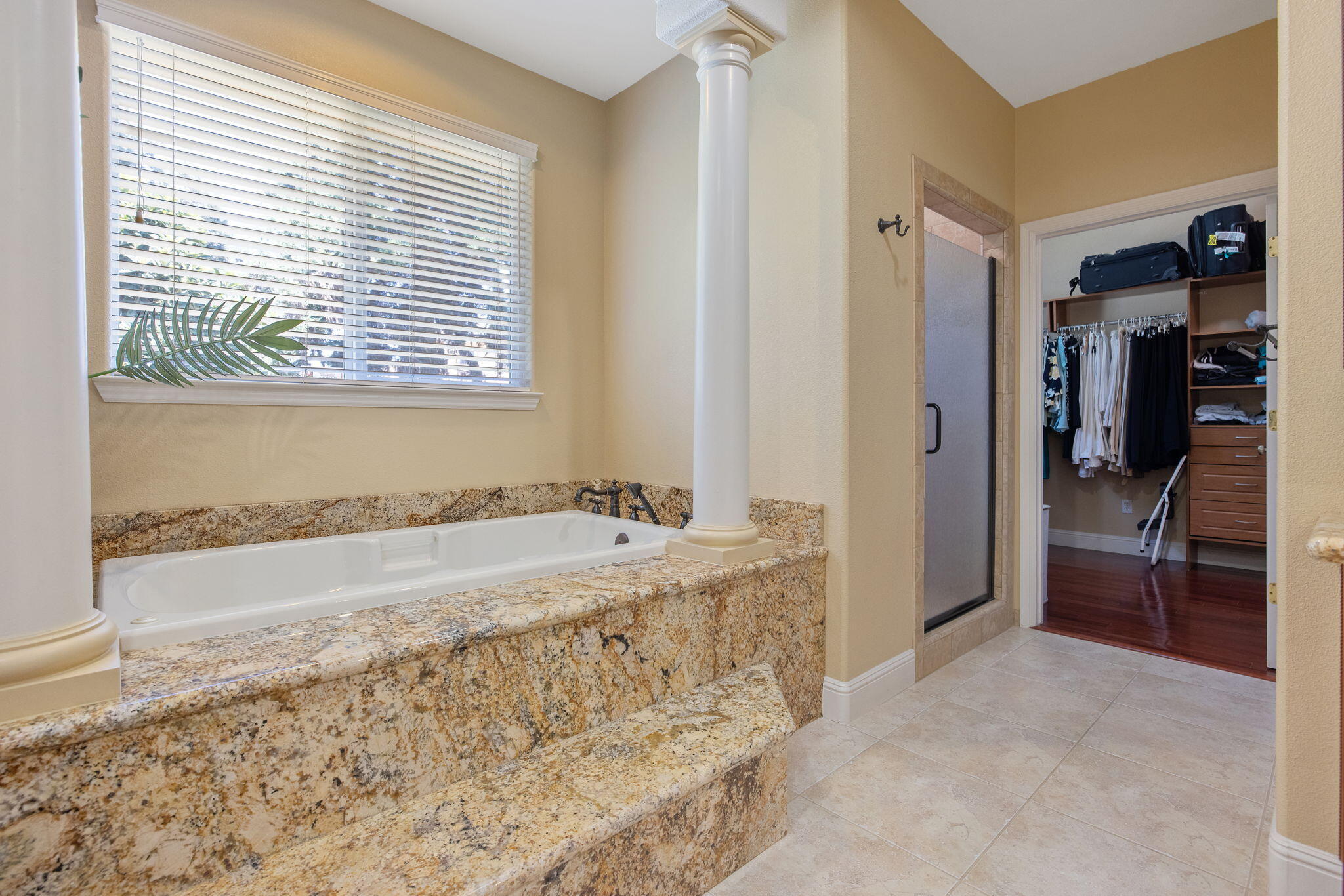 1647 S Bluegrass Ct, Visalia, CA 93277
